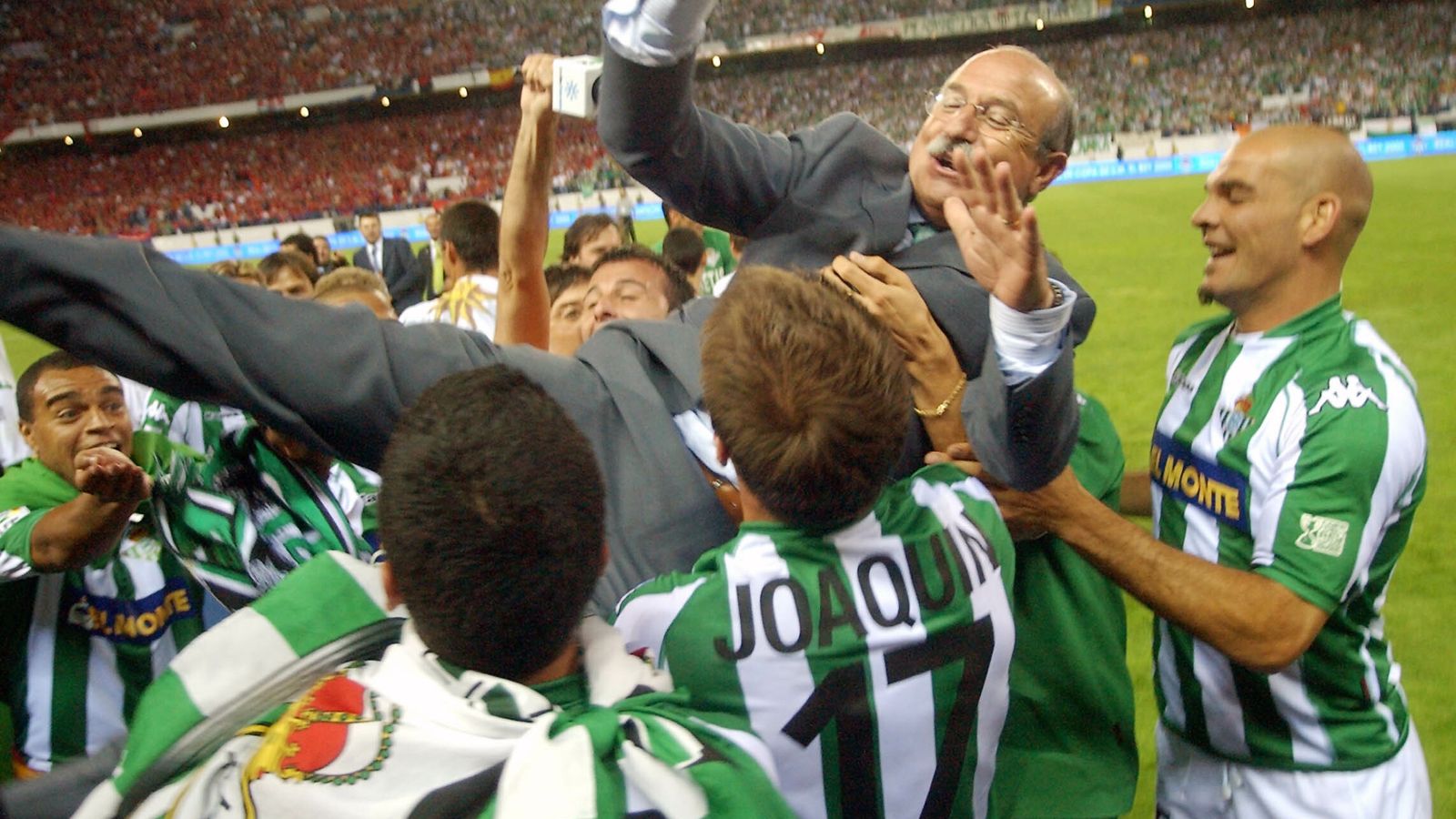 Los jugadores béticos mantean a Serra Ferrer.