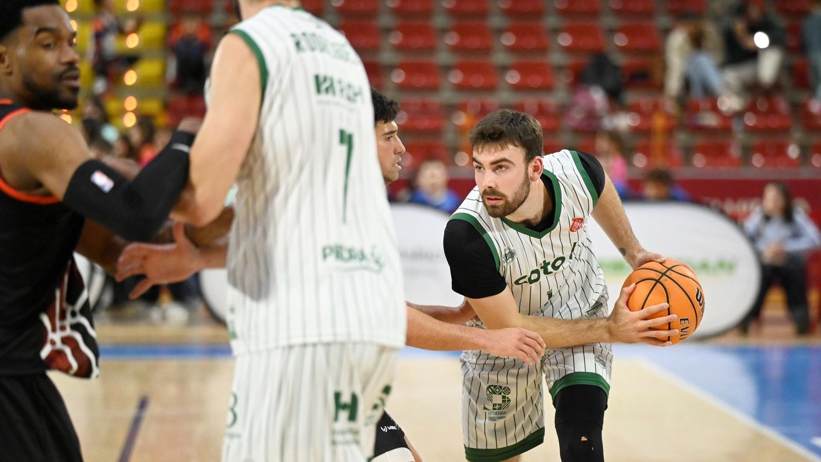 Sorensen protege la bola en un partido del Coto Córdoba en Vista Alegre.