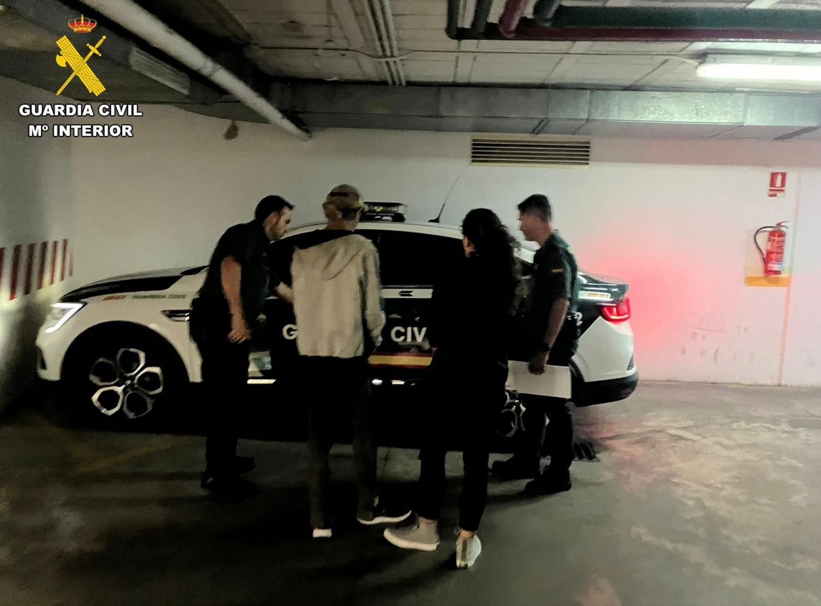 Los dos detenidos por la Guardia Civil.