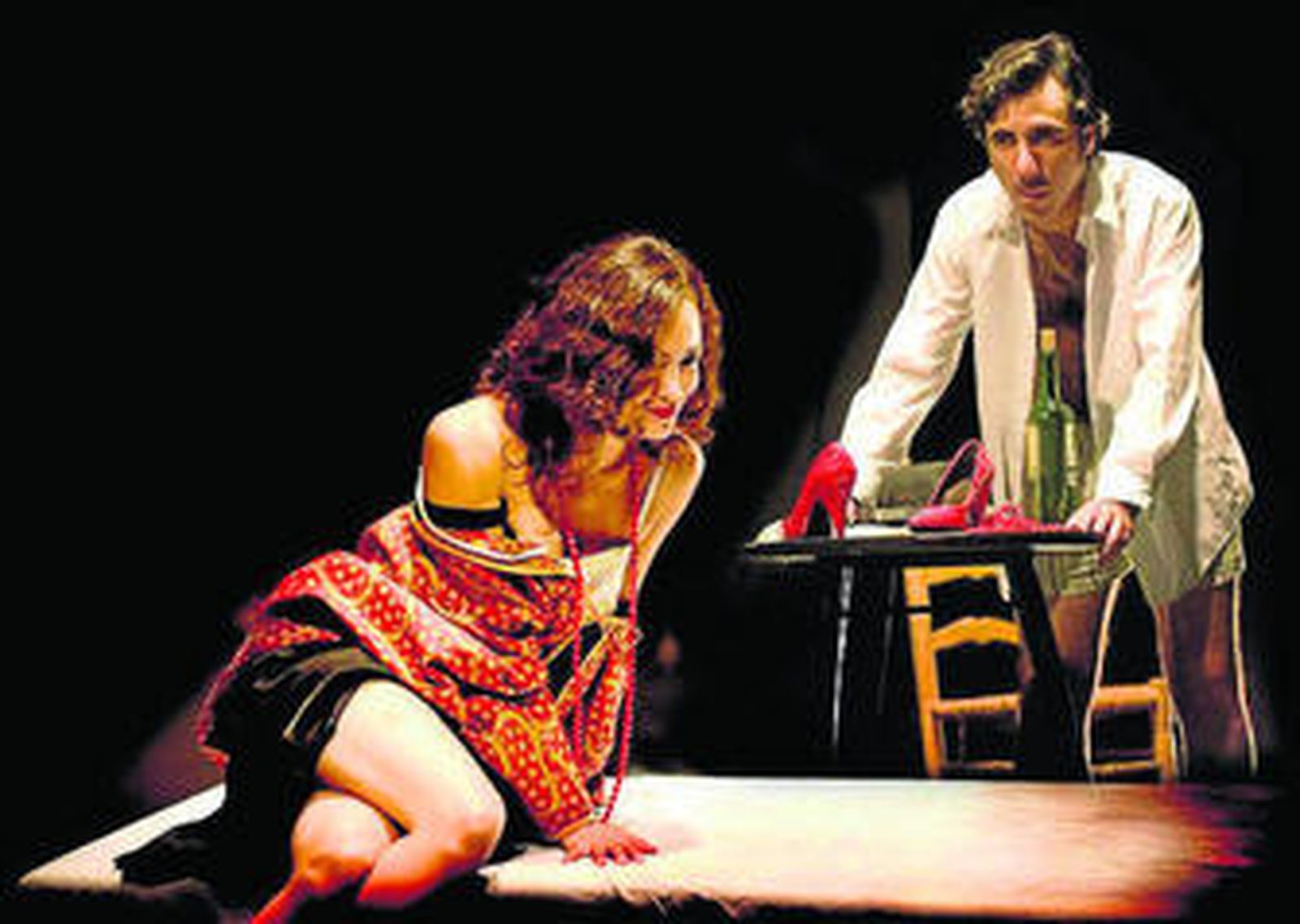 1. Arriba, imagen de los ensayos de 'Perversidad en la 237', basada en la obra '237' de José Luis Ordóñez, ganador del XV Premio Literario de la Universidad de Sevilla. 2. Bajo estas líneas, interpretación de la coreógrafa Marta Carrasco en 'Aiguardent', montaje estrenado en 1995 y que ha llevado a la bailarina catalana hasta Miami, Los Ángeles o Nueva York.