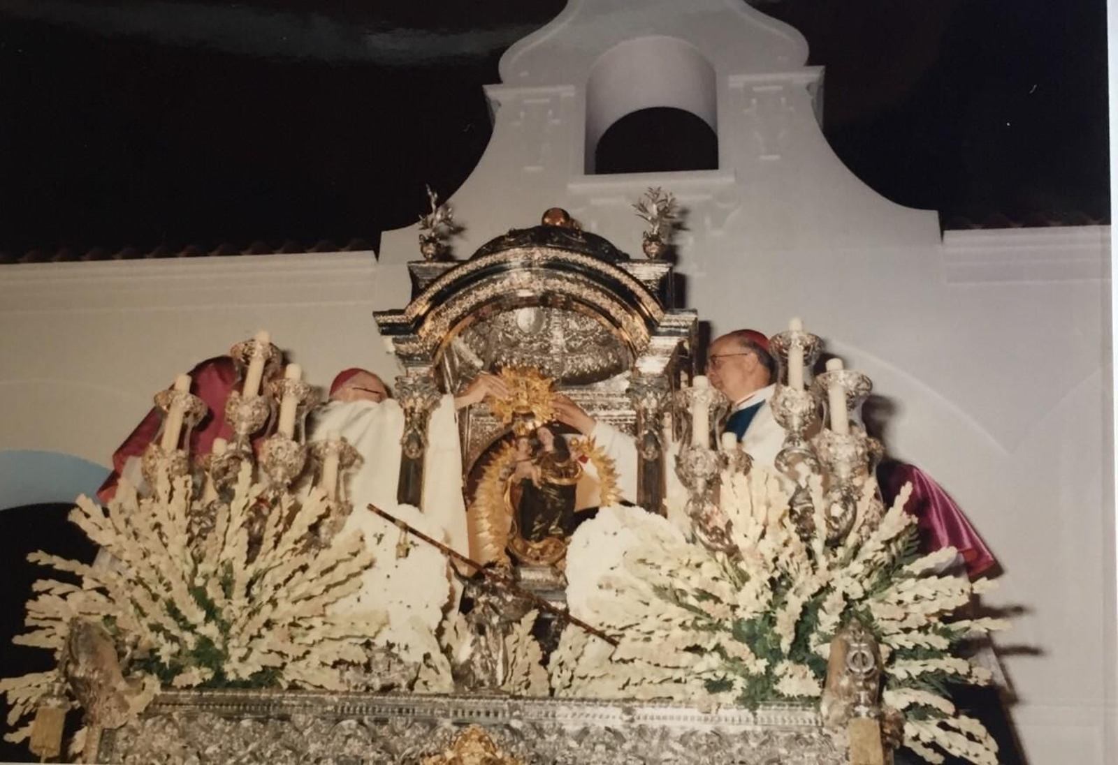 Momento de la coronación de la Virgen de la Cinta.