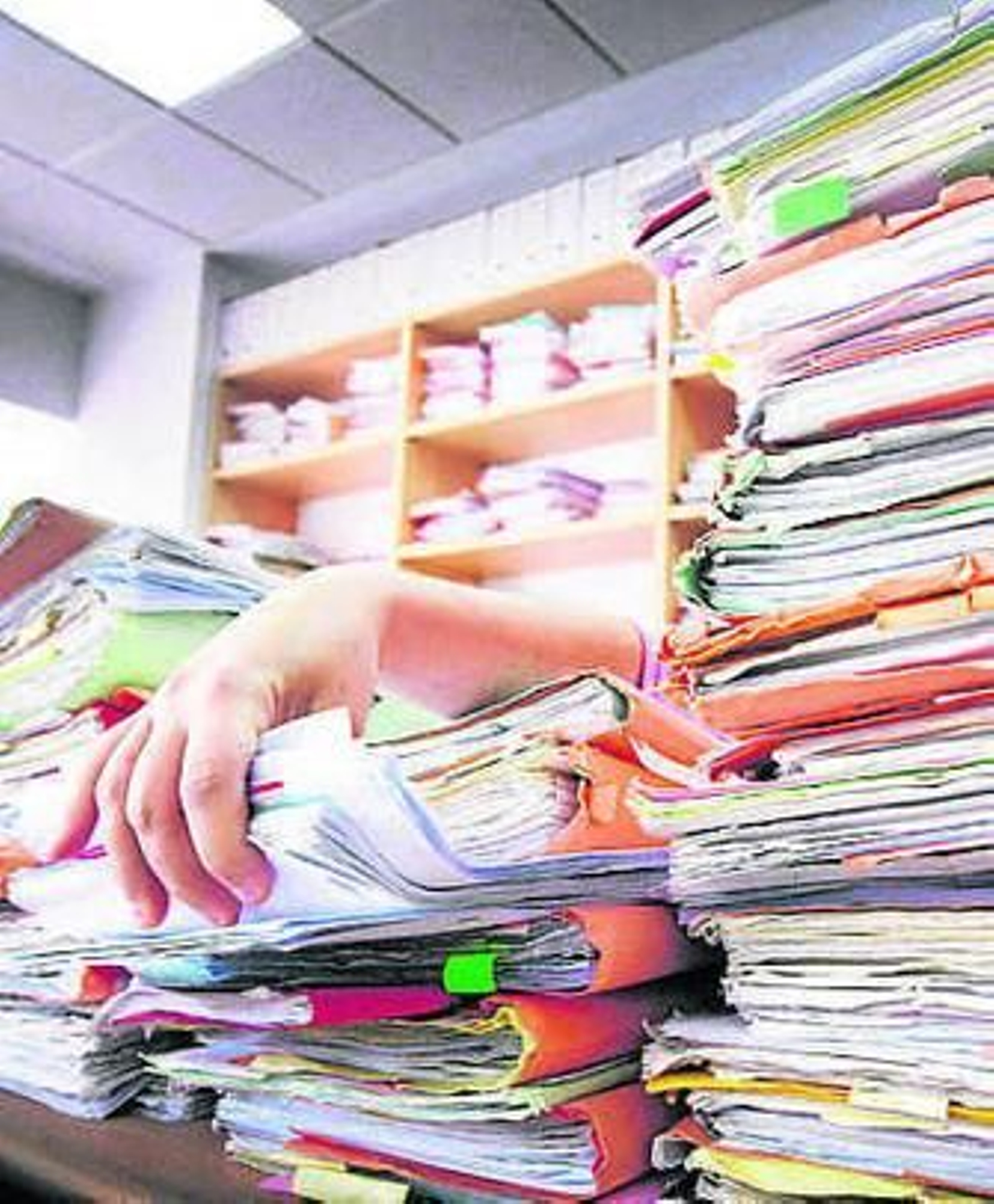 Expedientes amontonados.