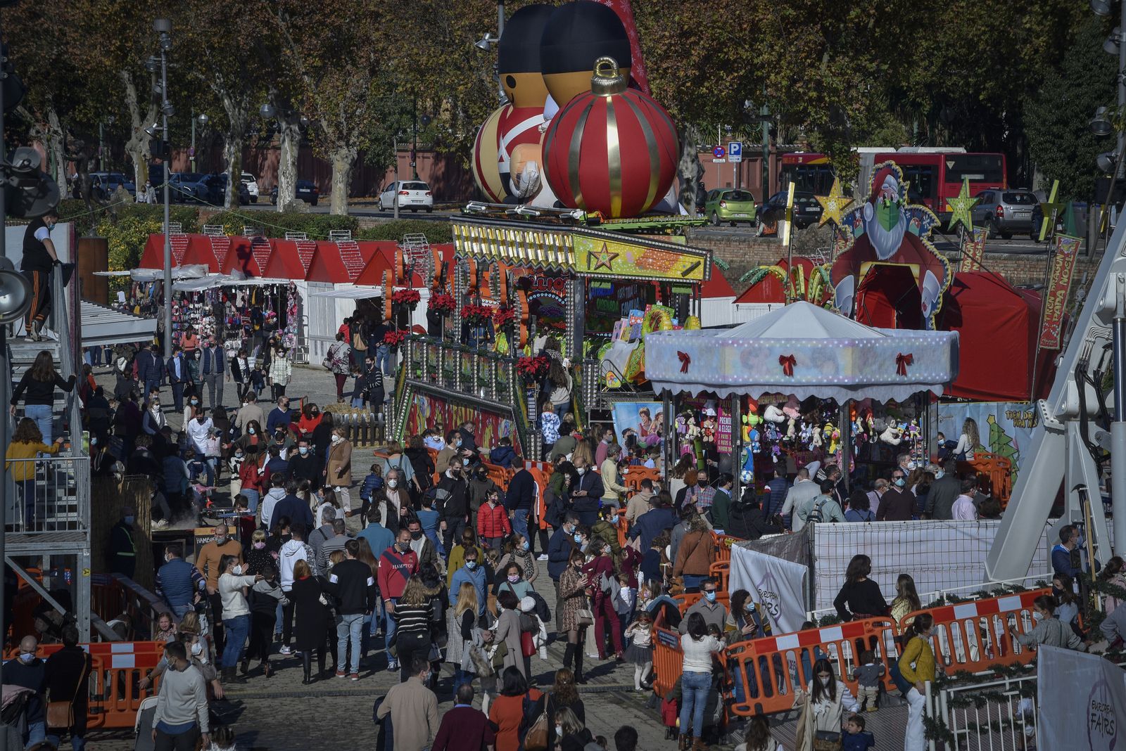Aspecto que presentaba este domingo las atracciones navideñas del Muelle de Nueva York.