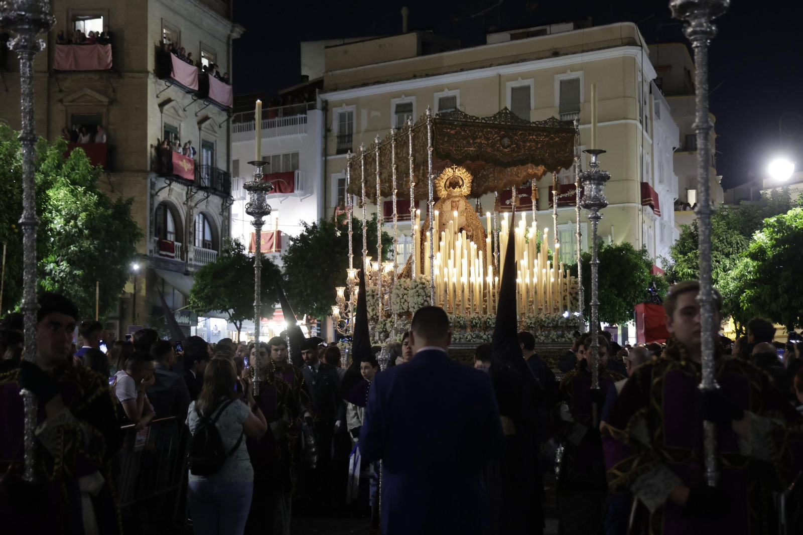 La salida de la Hermandad de el Amor en imágenes