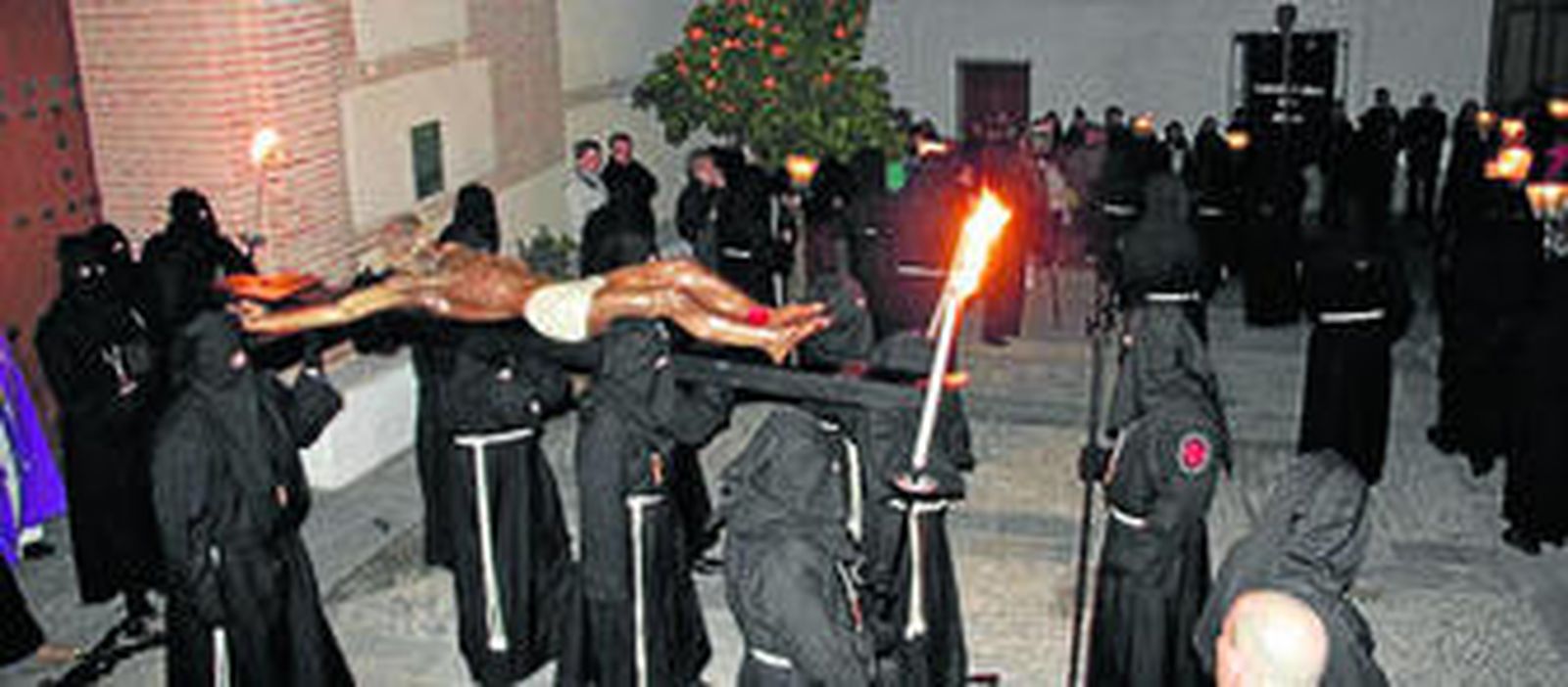 Noche de silencio sepulcral y fuego