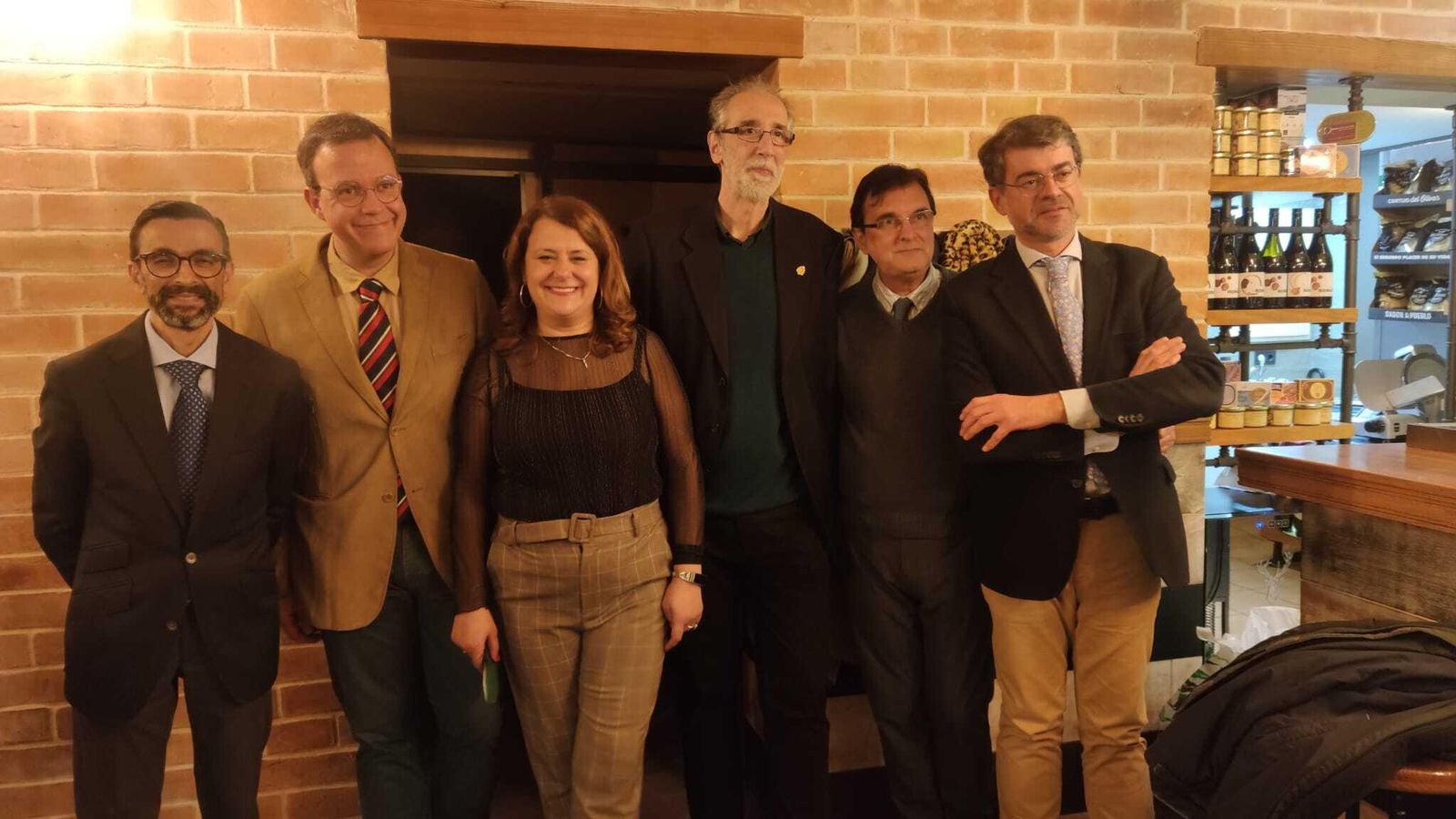 La pregonera, Toñi Martínez Novas, con antiguos pregoneros de la Semana Santa de Cádiz. La pregonera, Toñi Martínez Novas, con antiguos pregoneros de la Semana Santa de Cádiz.