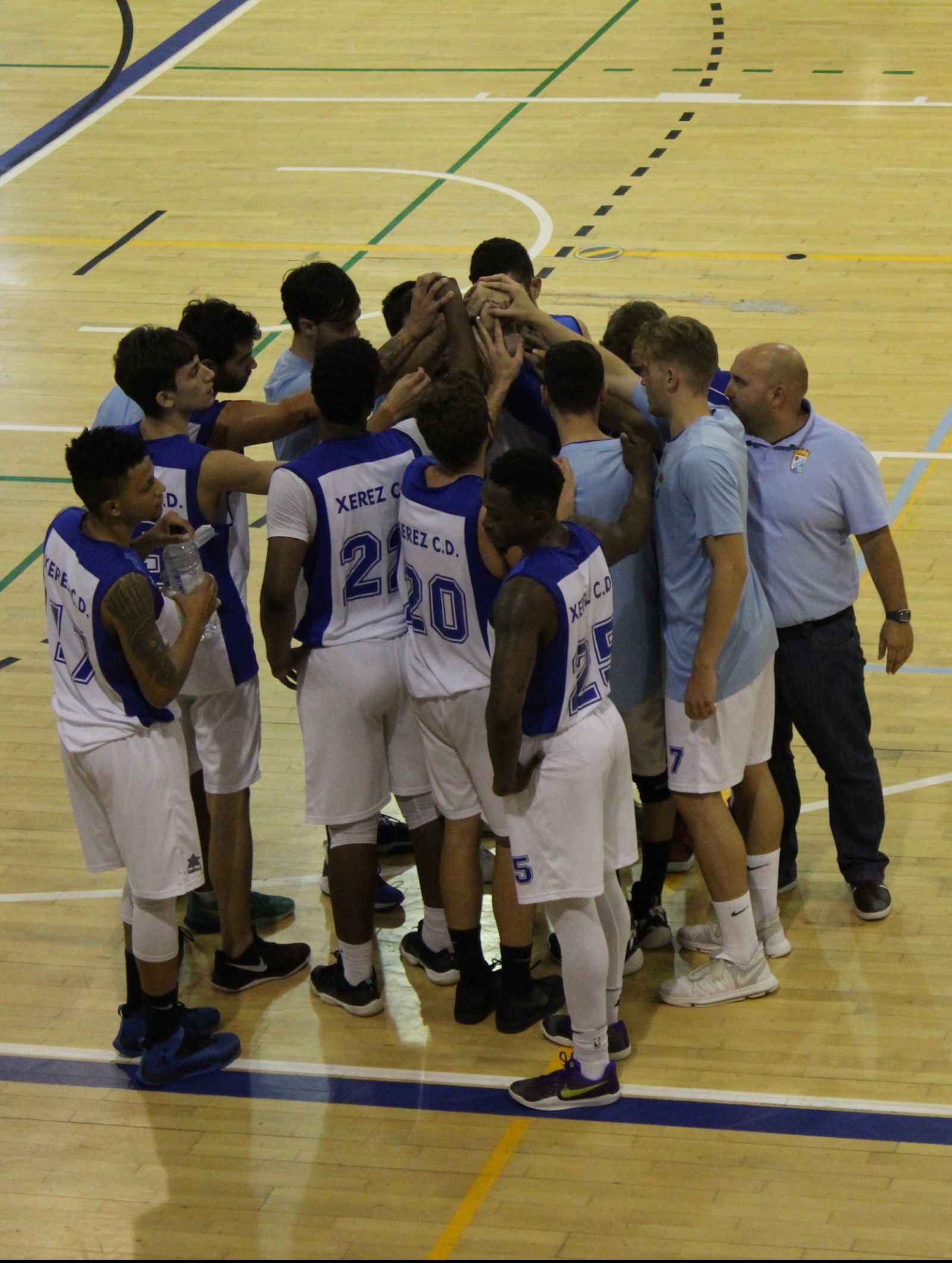 Los jugadores del Baloncesto Xerez CD mantuvieron en Sevilla su racha victoriosa.