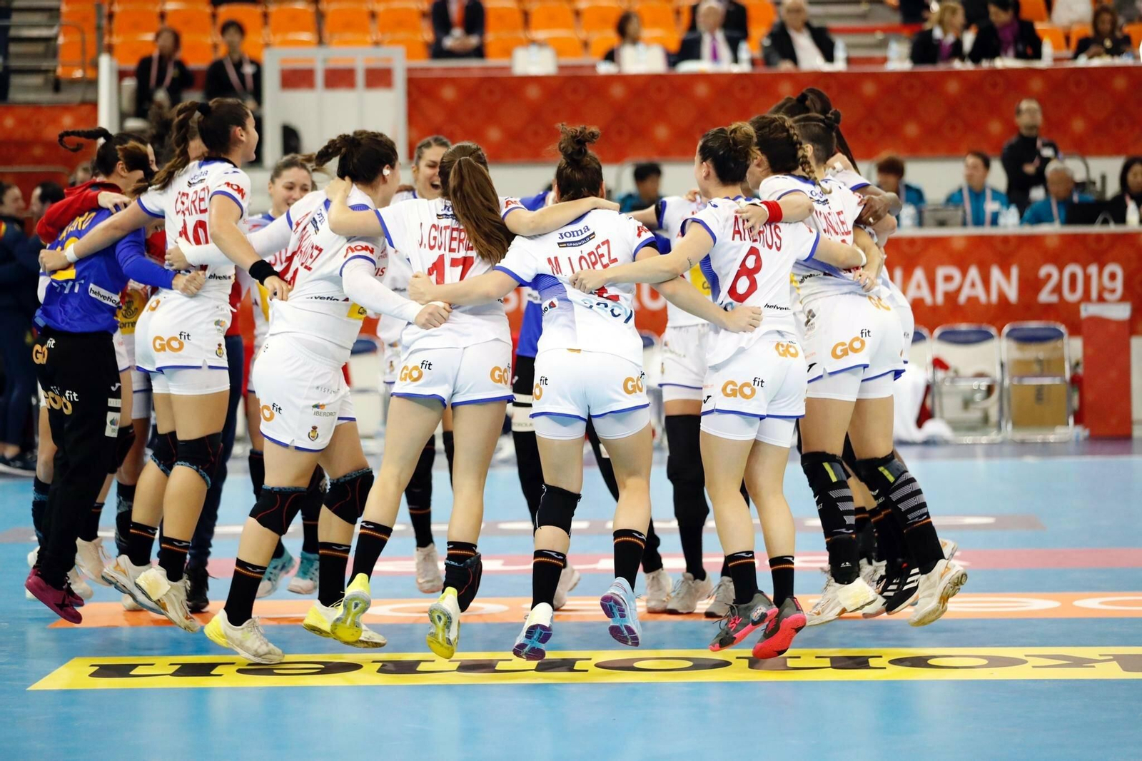 Las Guerreras celebran su pase a la final.