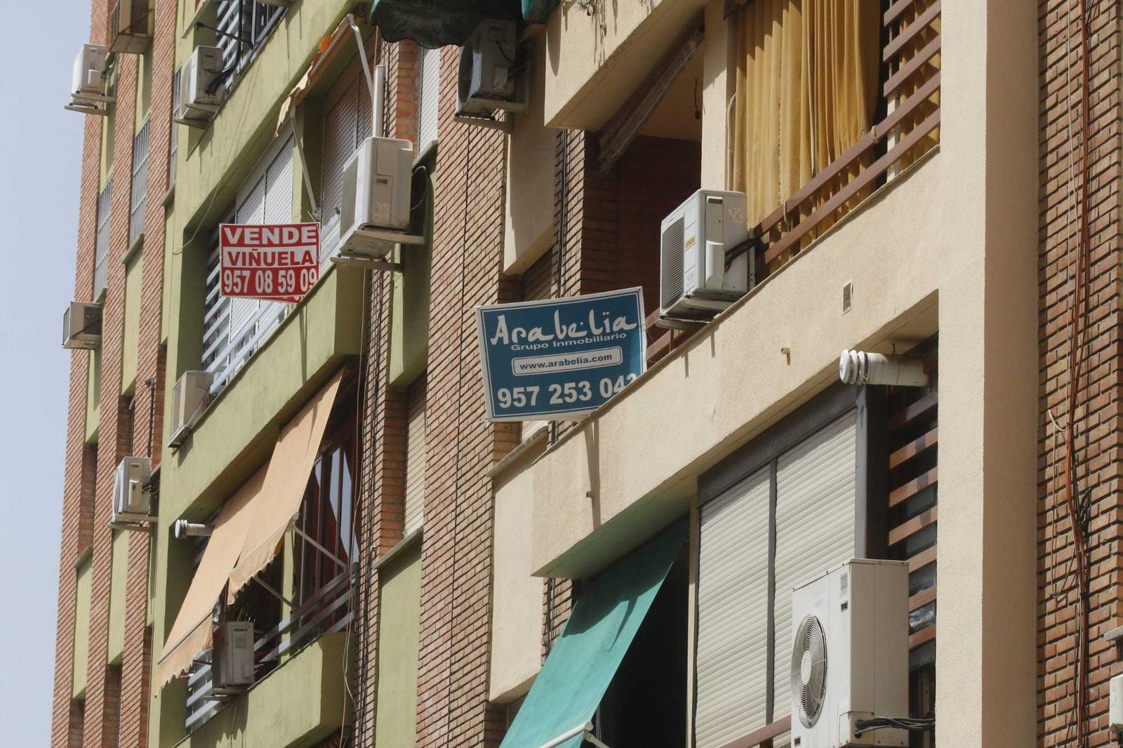 Varios carteles anunciando la venta de pisos en la capital.
