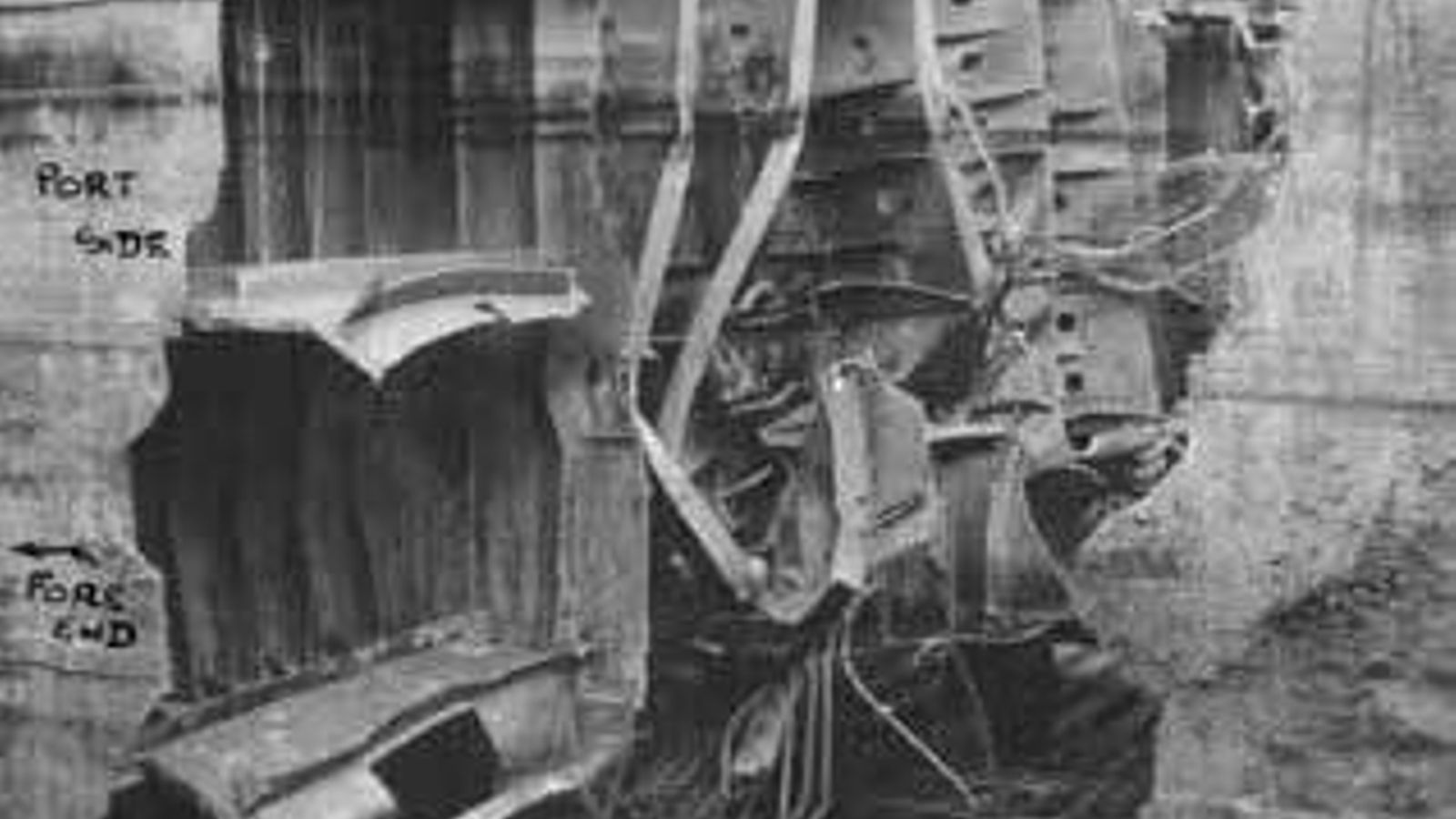 Imagen del casco del Thorshovdi tomada en astillero en la que se muestran los daños sufridos como consecuencia de la BG 7.