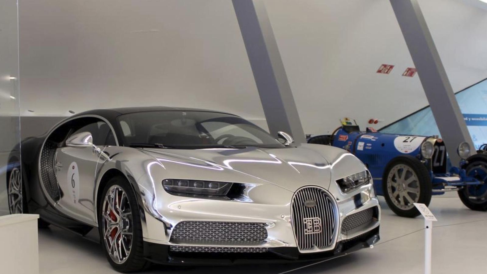 El Bugatti Chiron de 1.500 CV de potencia y una carrocería de brillo especular.