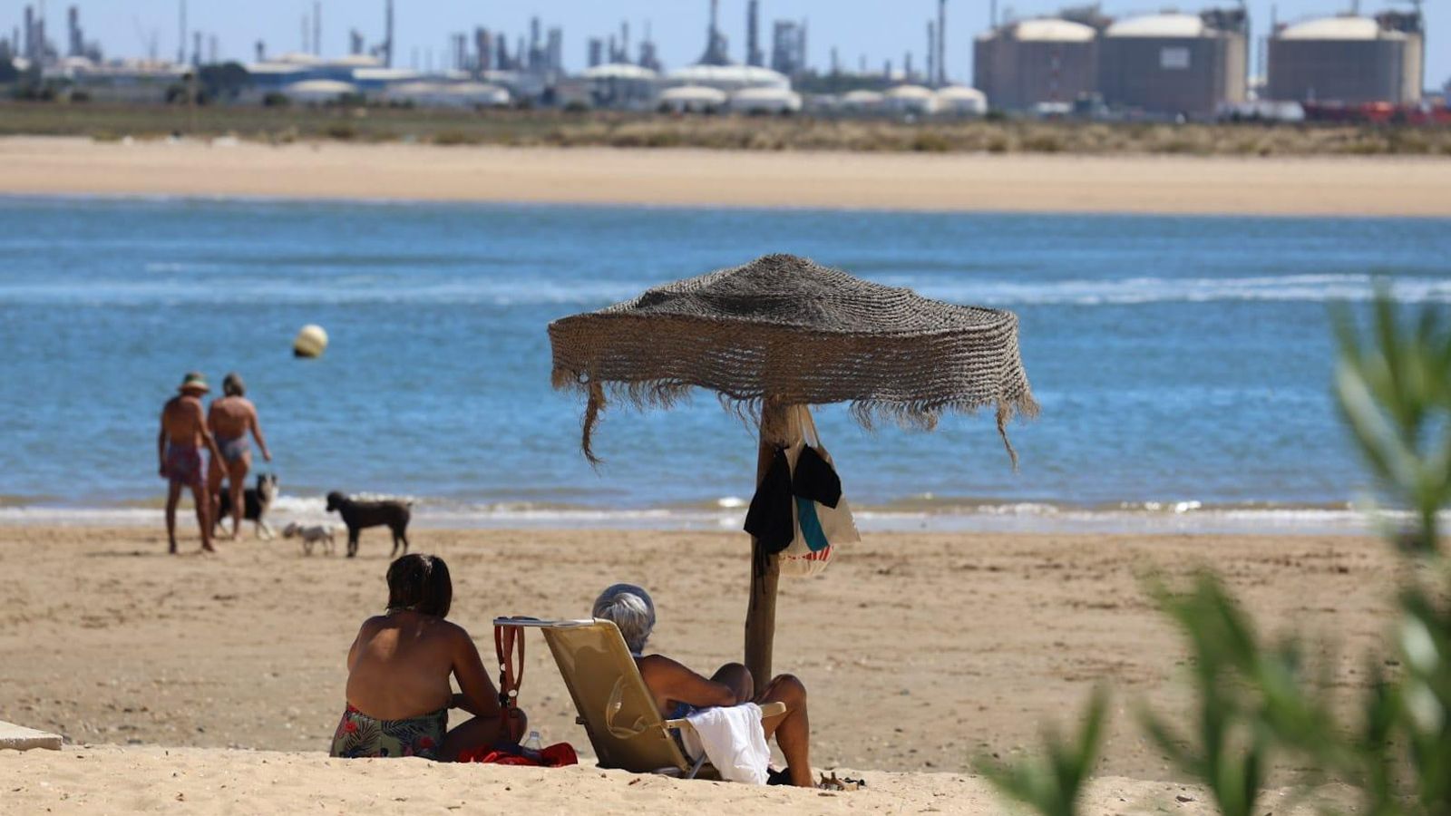Dos personas disfrutan de un día de playa.