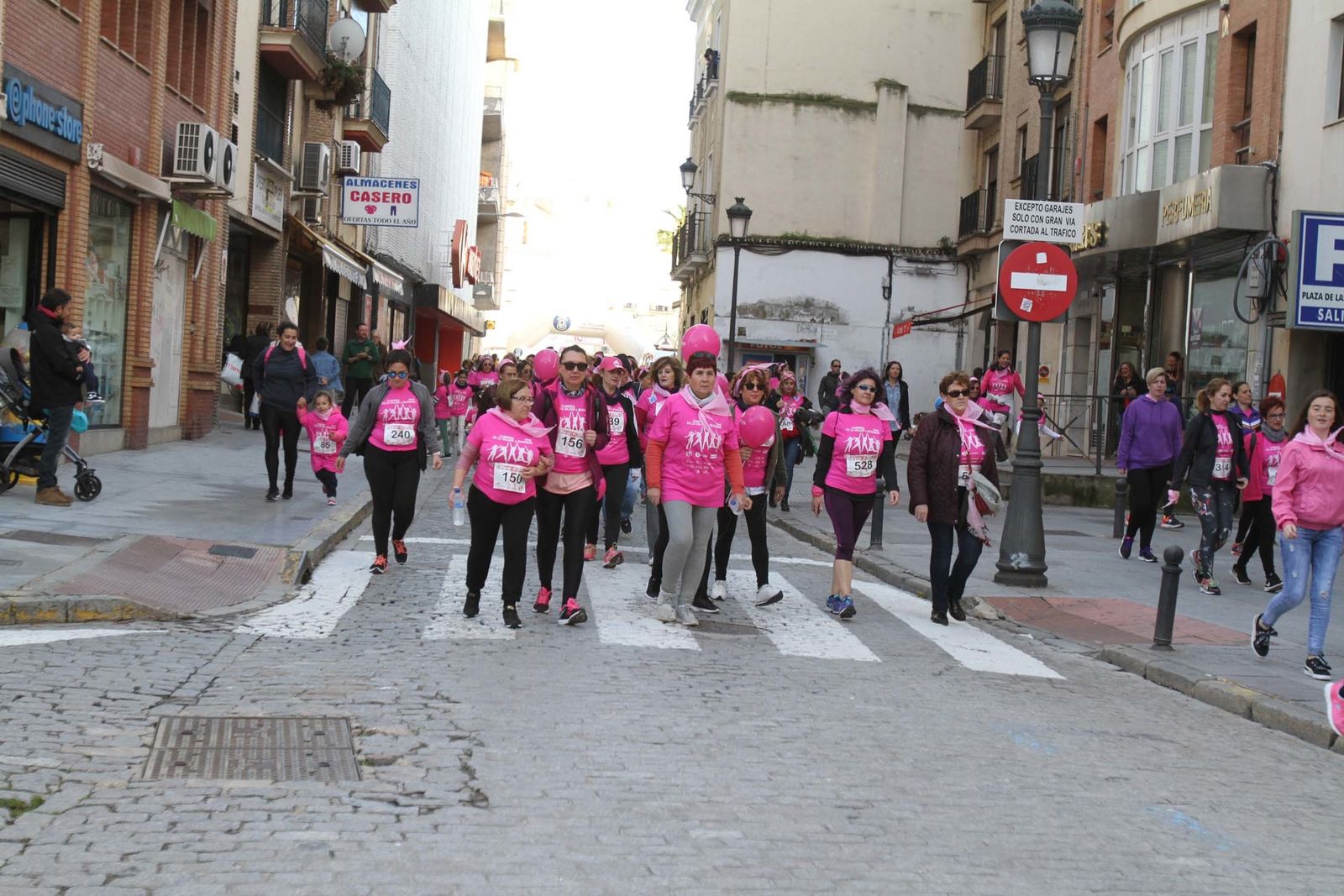 Imágenes de la Carrera contra el cáncer de mama de Huelva.