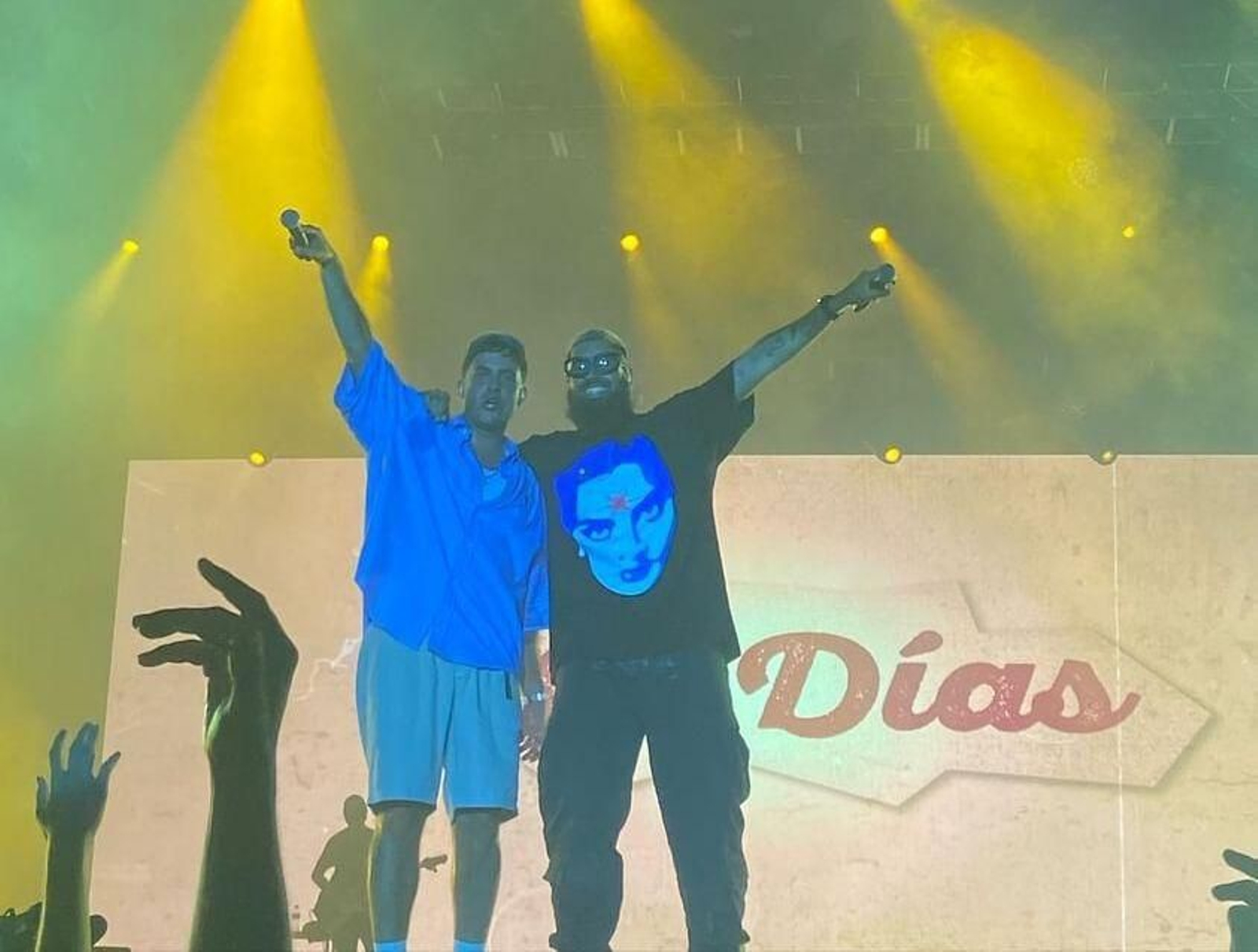 Delaossa y Abhir Hathi interprentando "Mil Días". Delaossa y Abhir Hathi interprentando "Mil Días".