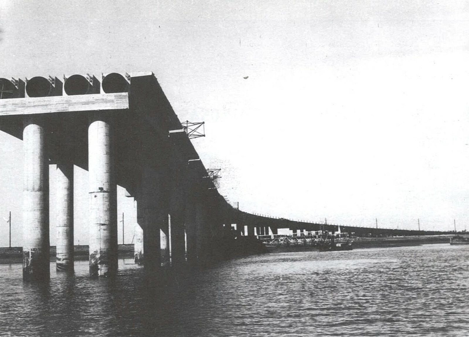 El puente sifón en plena construcción, se puede observar las tuberías para el agua.