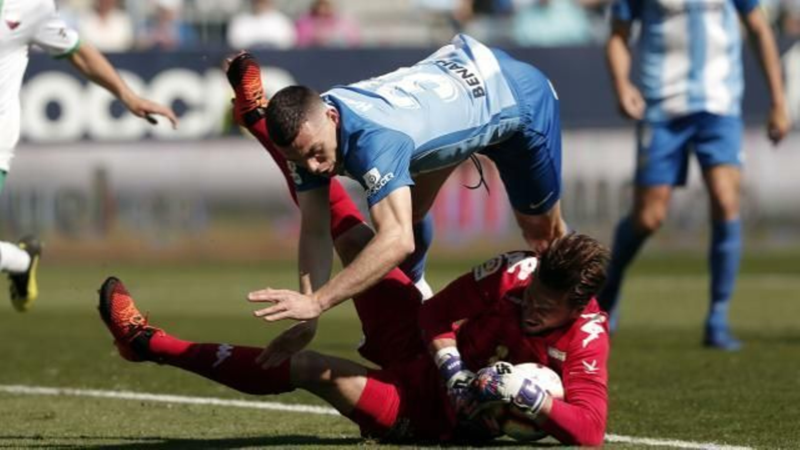 Jack Harper y Casto, en una acción del Málaga-Extremadura.