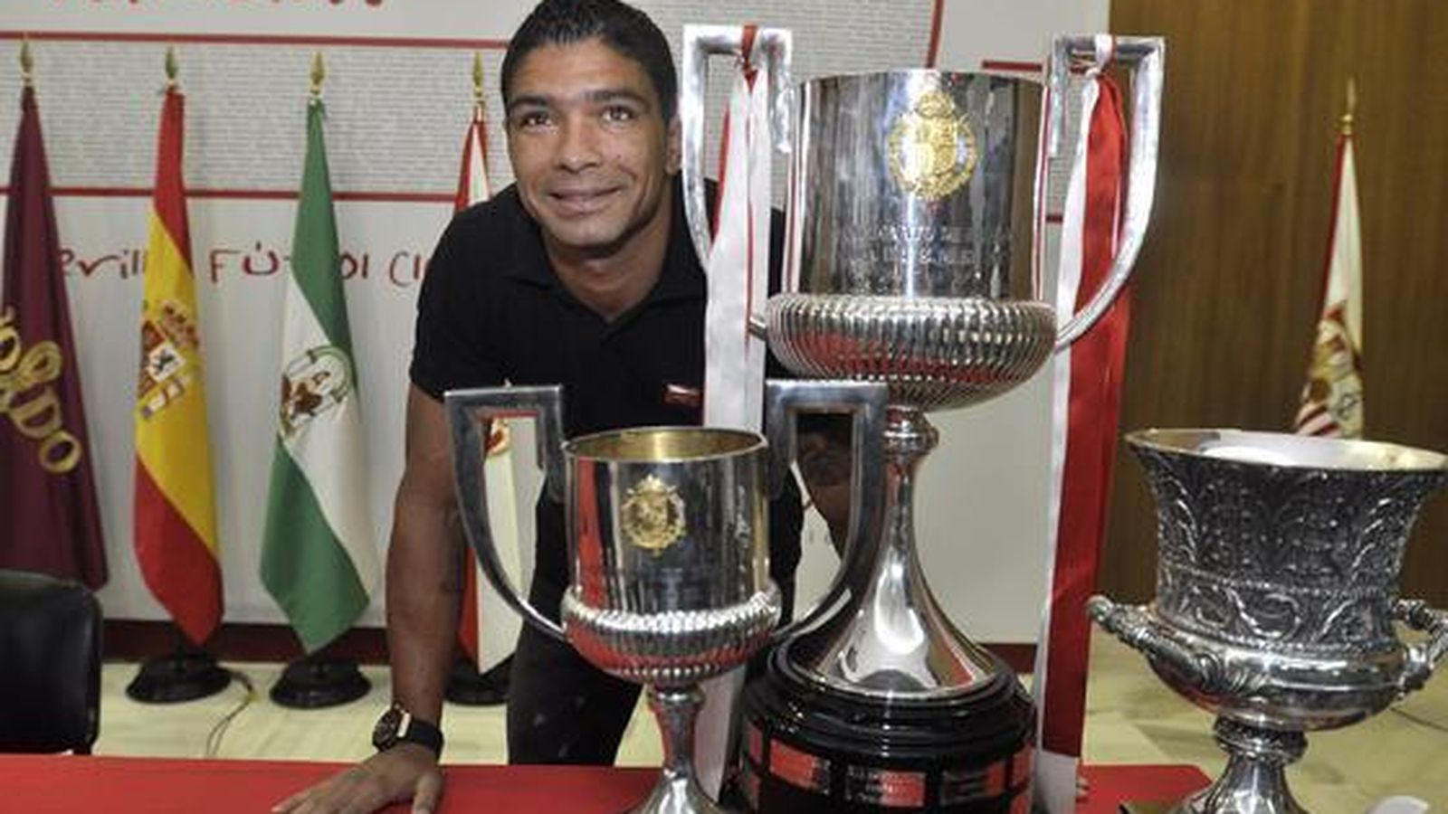 Renato posa con algunas de la copas logradas en su etapa como sevillista. Foto: Manuel Gómez