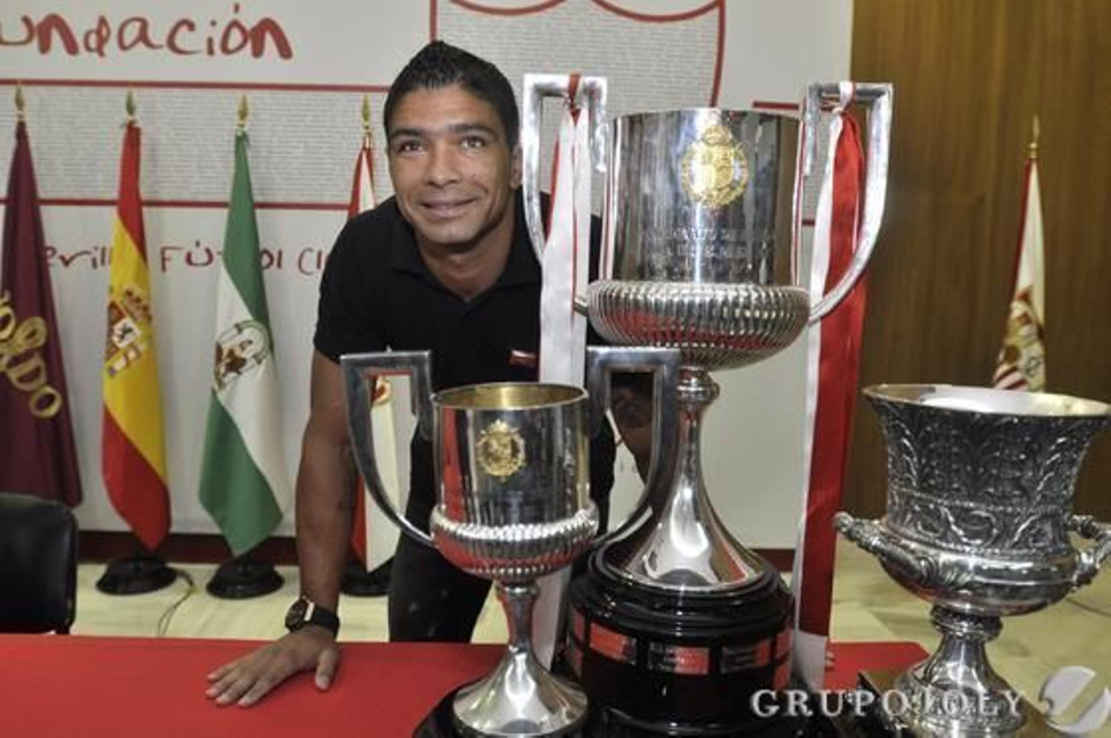 Renato posa con algunas de la copas logradas en su etapa como sevillista.  Foto: Manuel Gómez