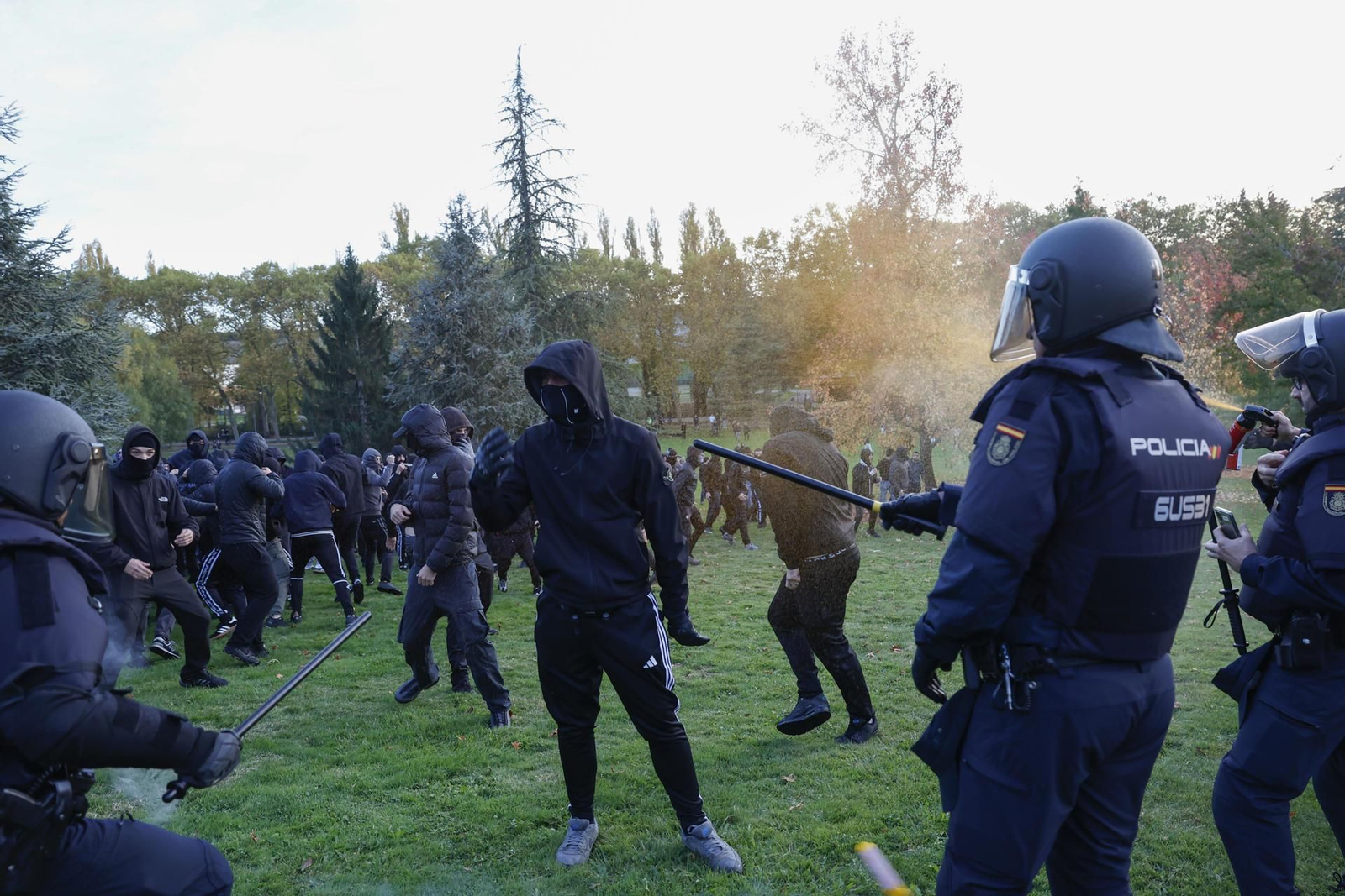 Policías antidisturbios se enfrentan a los jóvenes que se opusieron al acto de Vito Quiles. Policías antidisturbios se enfrentan a los jóvenes que se opusieron al acto de Vito Quiles.