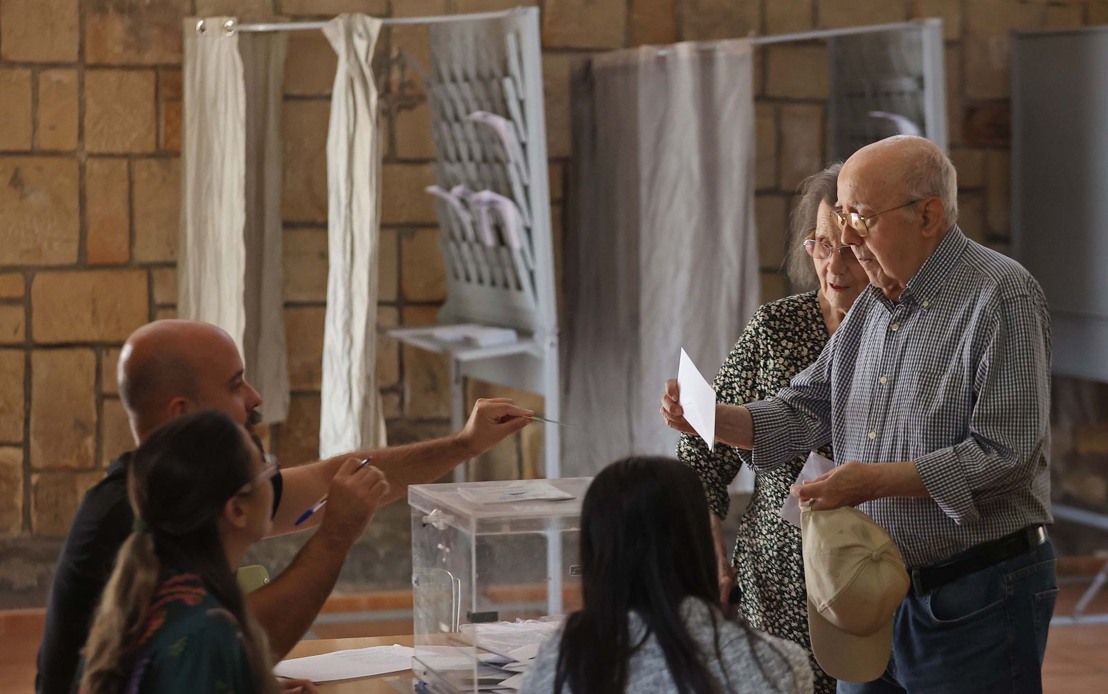 Imágenes de la jornada electoral para el Parlamento Europeo en Algeciras