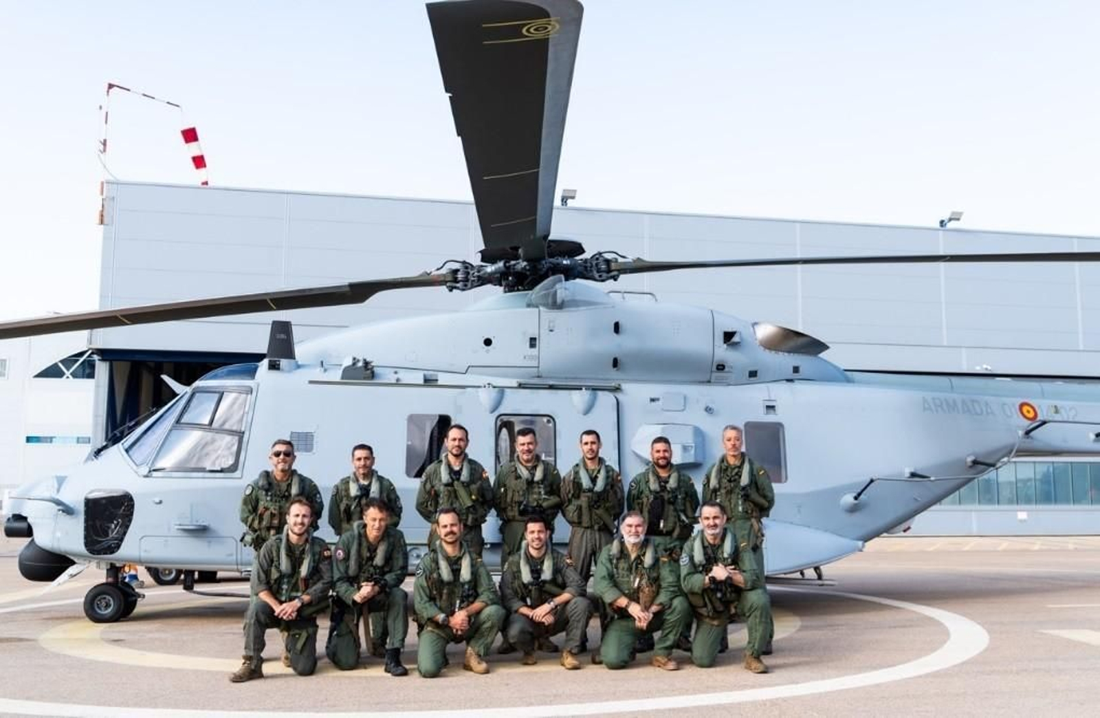 El nuevo helicóptero NH-90 de la Armada, en la Base de Rota, con los pilotos de la Decimocuarta Escuadrilla.