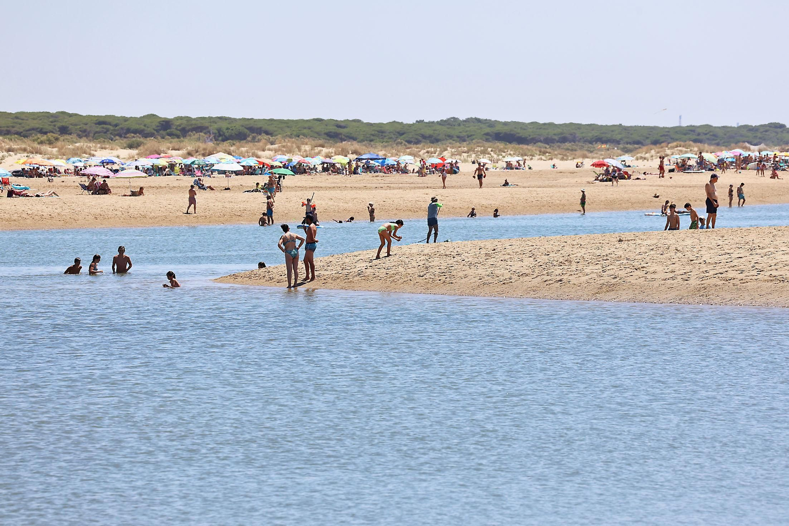Ambiente en las playas de Huelva en la mañana de domingo