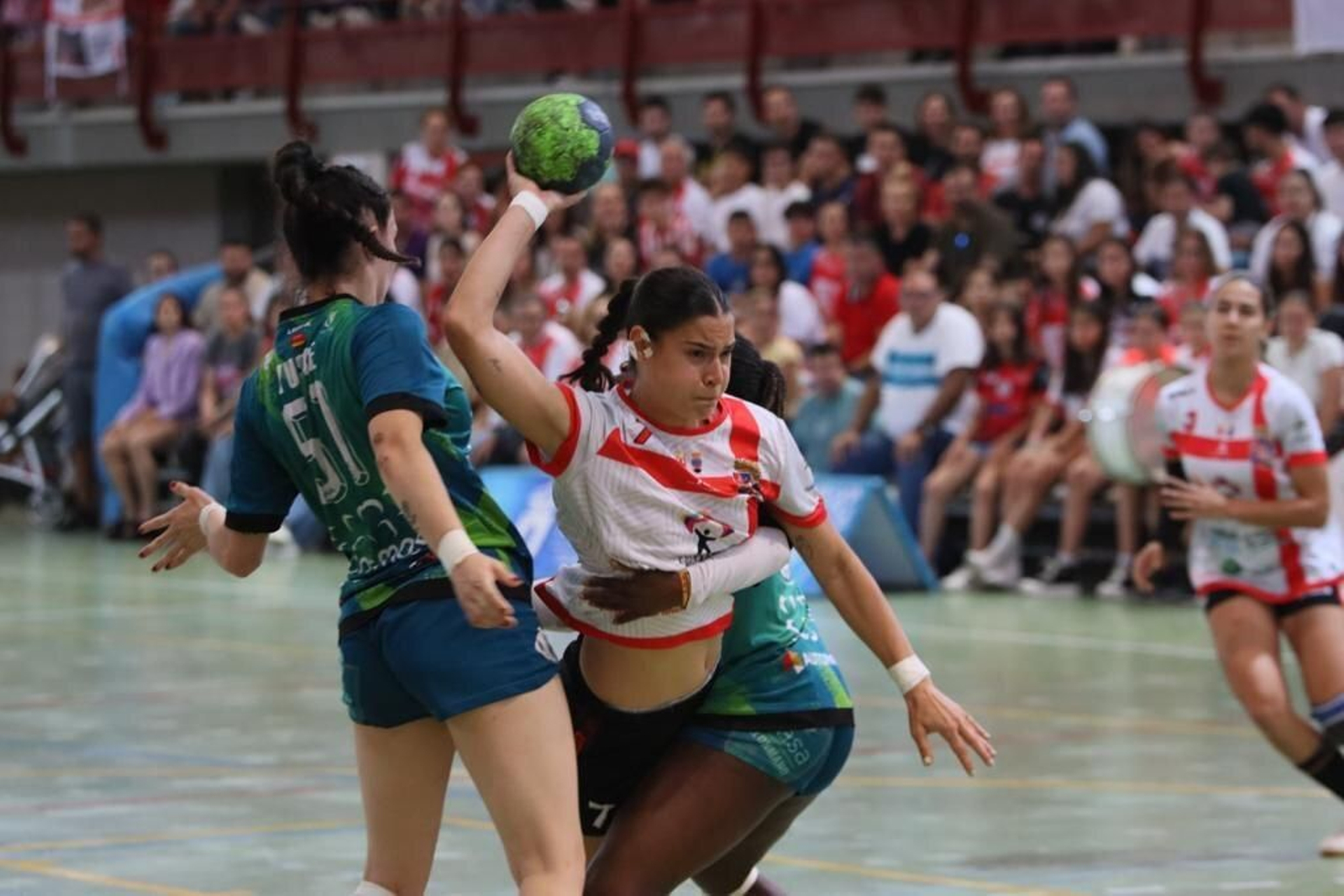 Una jugadora del Costa de Almería Roquetas ejecuta un disparo ante la oposición de una rival.