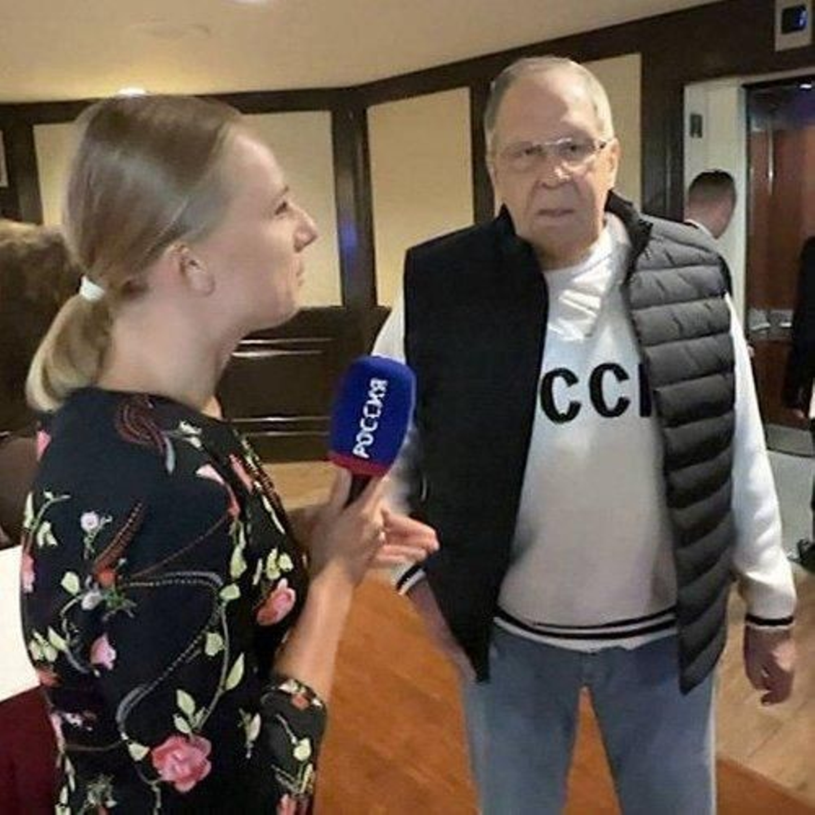 El canciller ruso, Serguéi Lavrov, con la sudadera con el letrero de la URSS.