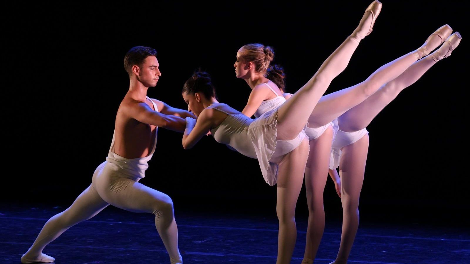 Número de danza en la gala inaugural por parte de estudiantes