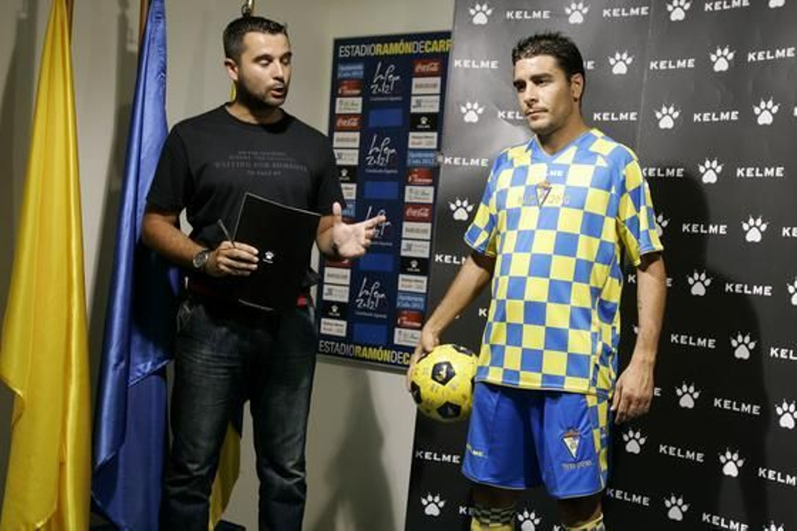 Enrique presentó la camiseta alternativa. 

Foto: Jesus Marin