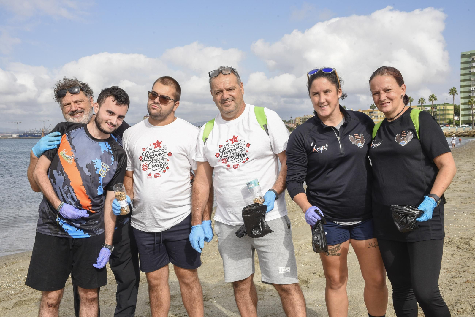 Las fotos de la jornada de limpieza de la playa de Poniente de La Línea organizada por Gran Sur