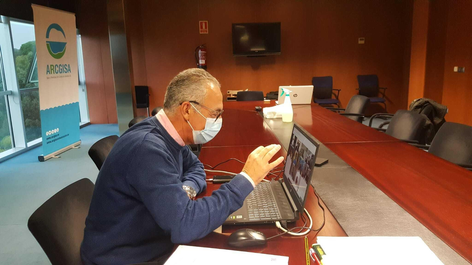 Juan Lozano modera el Consejo de Alcaldes.