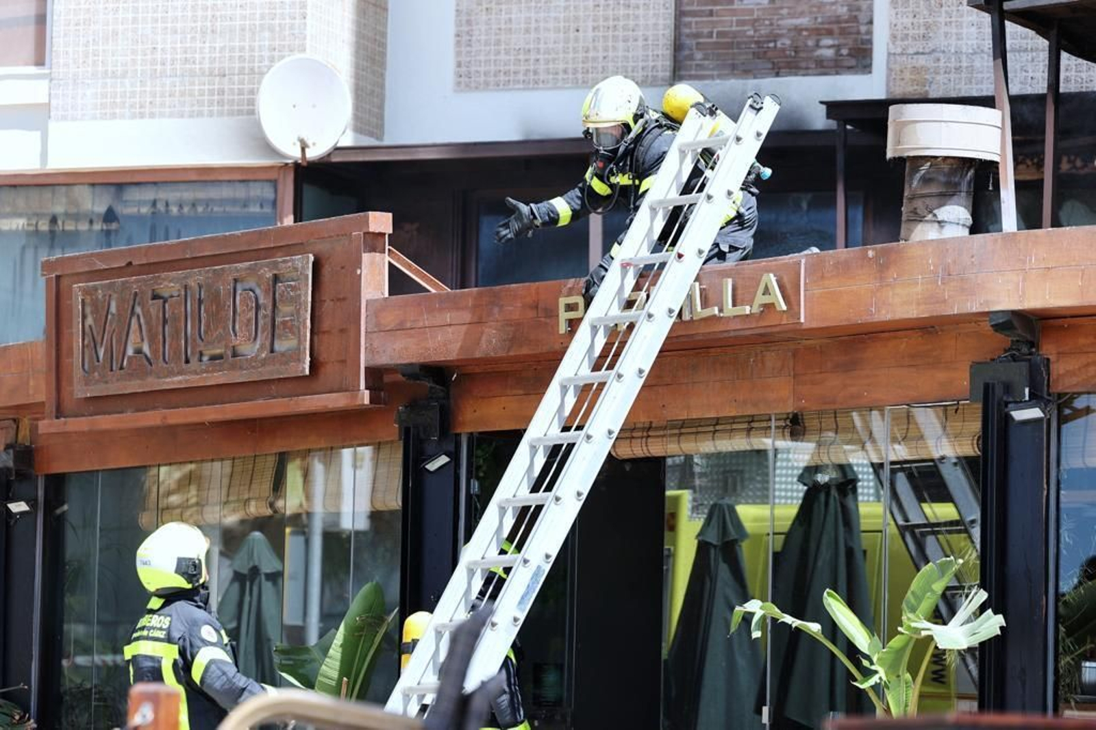 Imágenes del incendio en el Paseo Marítimo de Cádiz