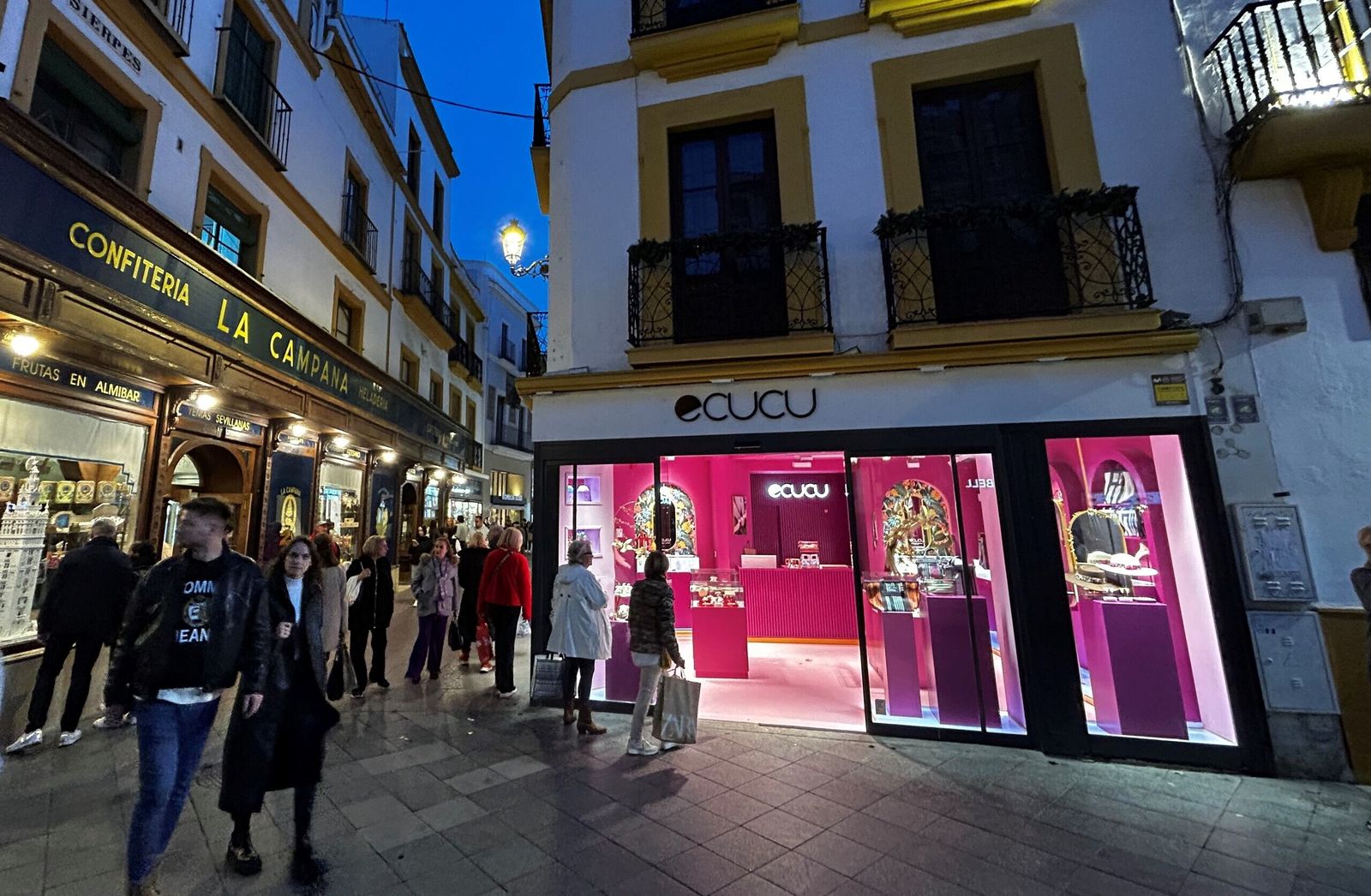 El establecimiento de la Campana, en la esquina con Sierpes.