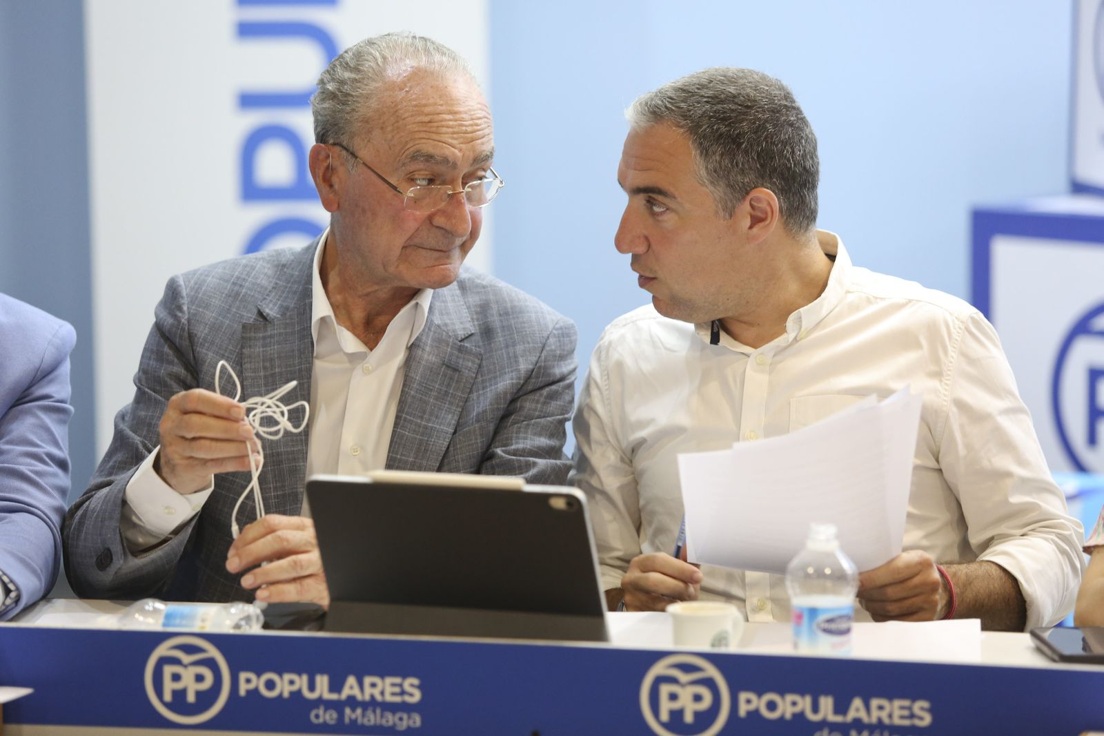 Francisco de la Torre y Elías Bendodo, en una reunión del PP de Málaga.