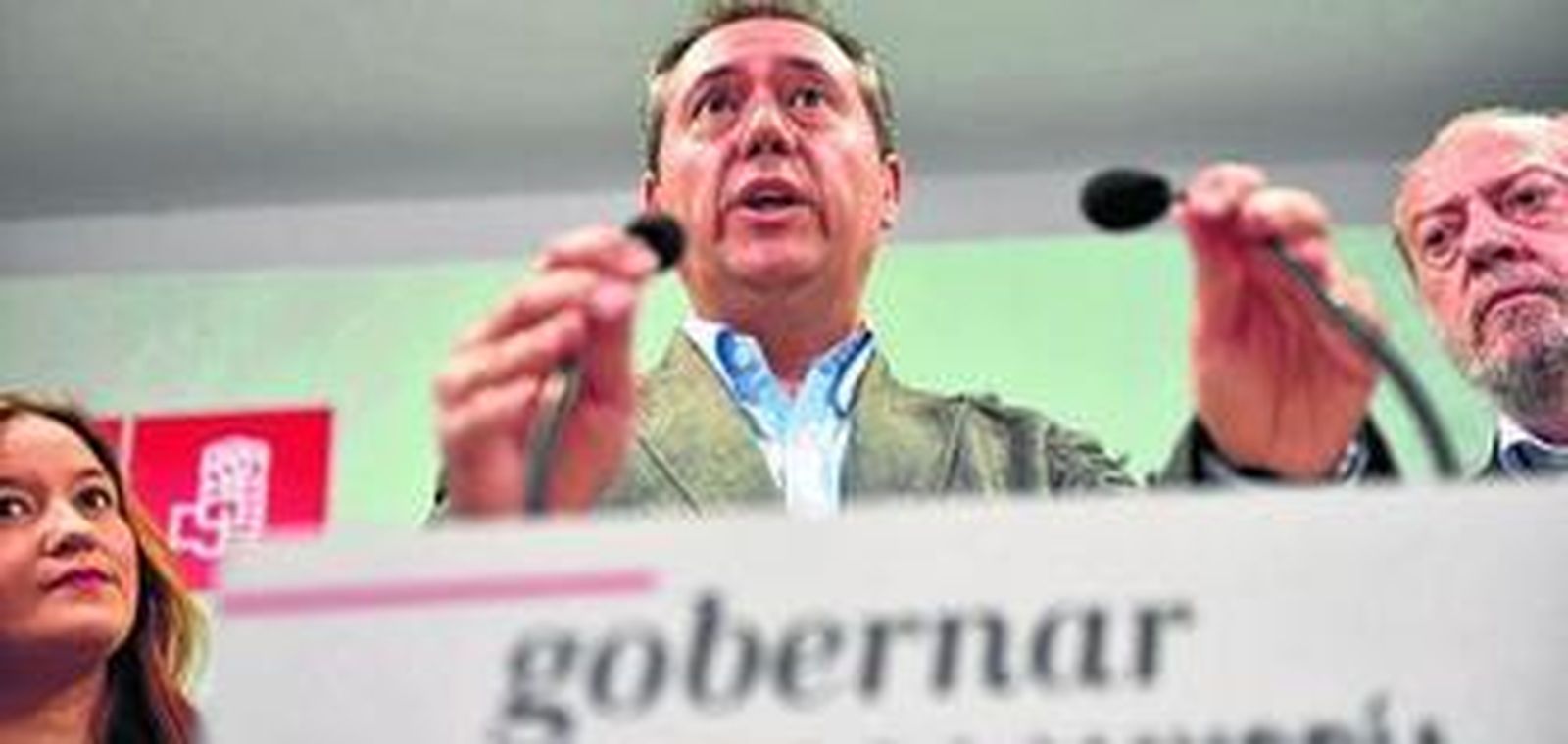 Juan Espadas interviene ayer en la rueda de prensa de balance que dio junto a Verónica Pérez y Fernando Rodríguez Villalobos.