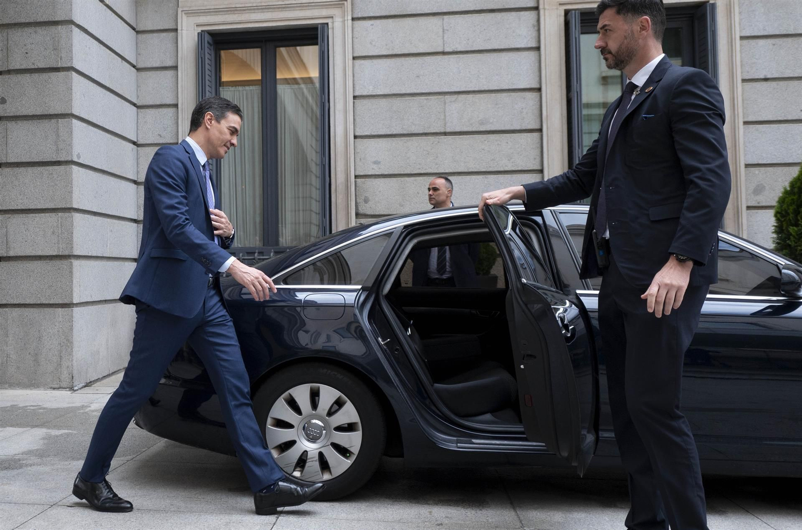 Pedro Sánchez entrando en un coche Pedro Sánchez entrando en un coche