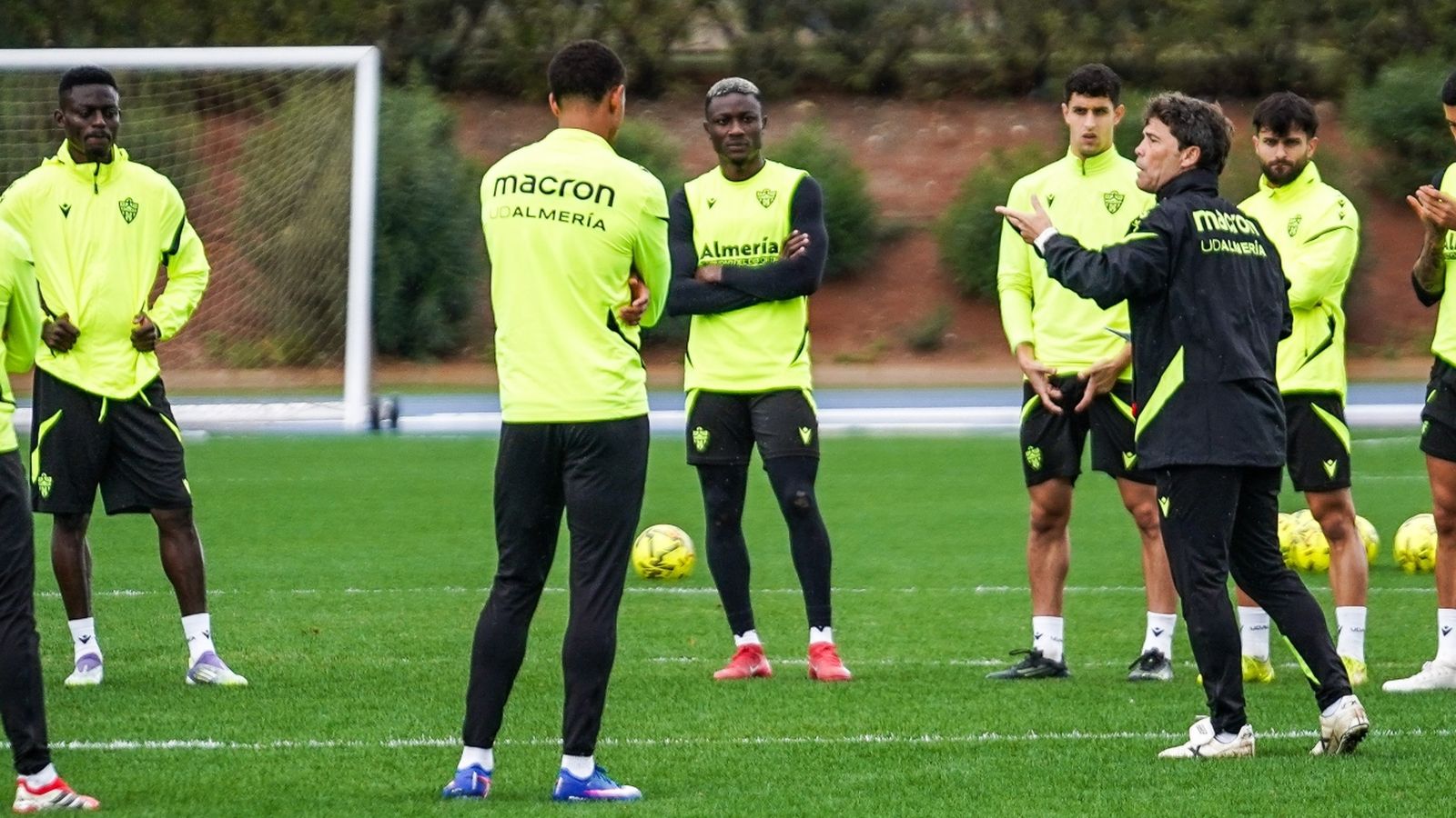 El entrenador da instrucciones a sus futbolistas sobre el césped del Anexo de los Juegos Mediterráneos.