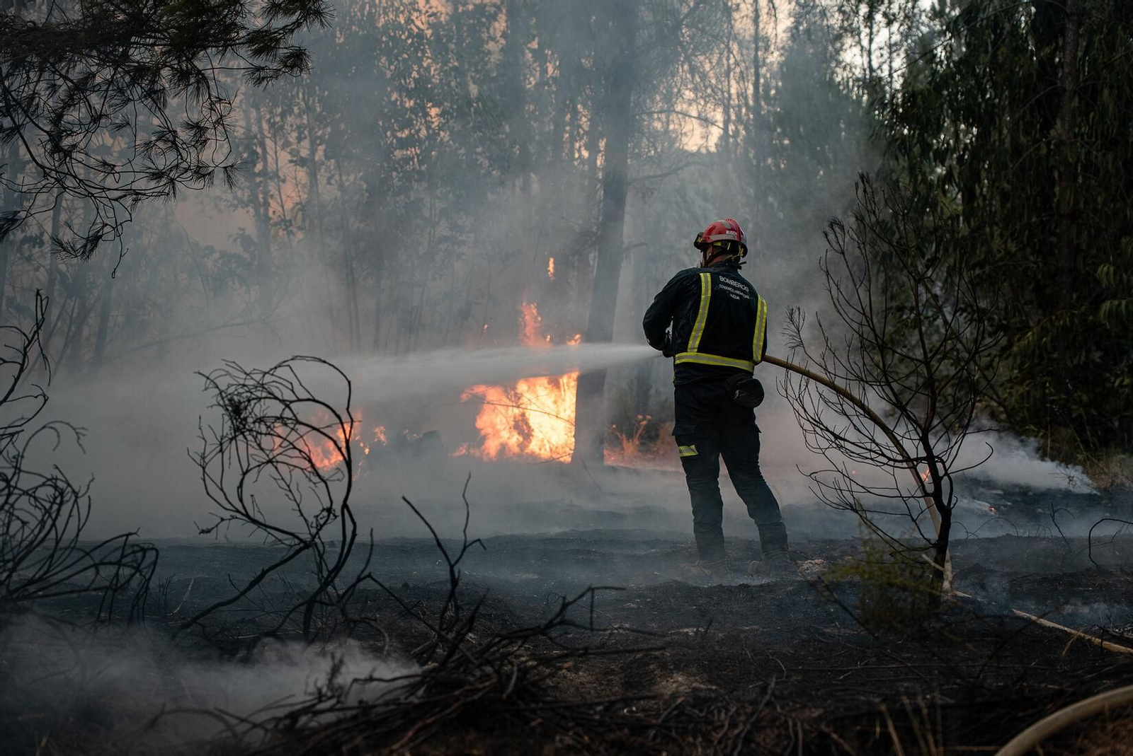 Bombero en los trabajos de extinción de un incendio.