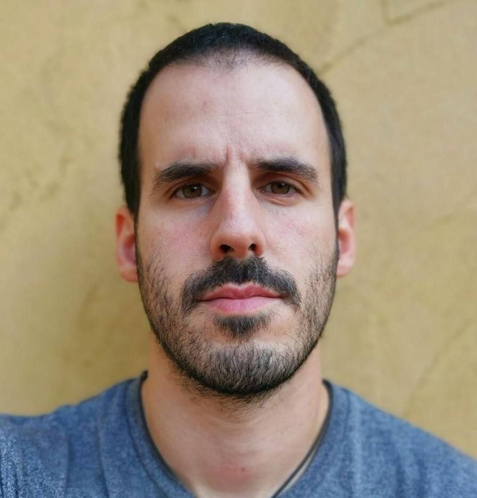 El enfermero David Gil Sánchez ha contribuido también al control de calidad de la mascarilla.