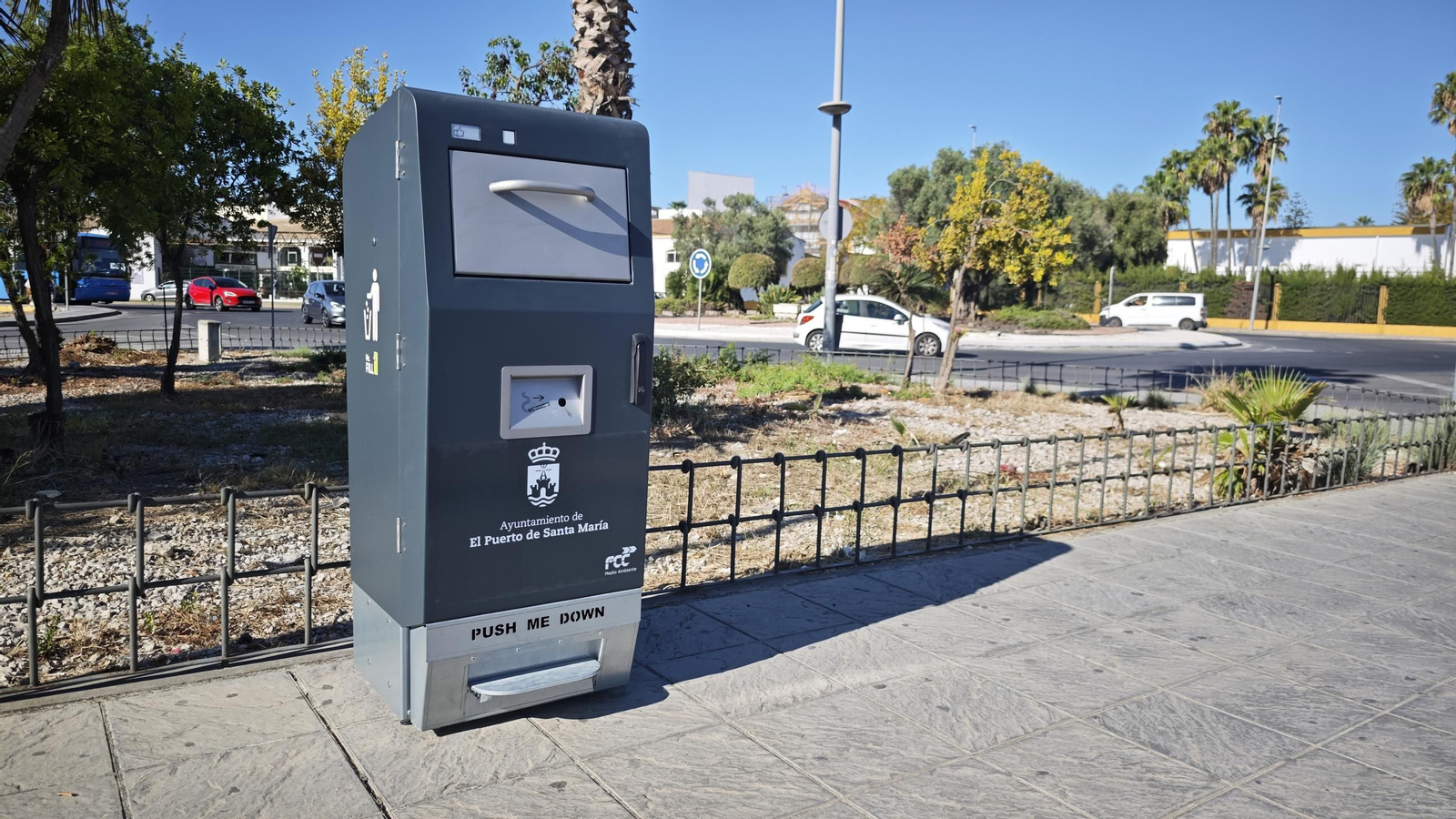 Una de las papeleras inteligentes instaladas en la ciudad.