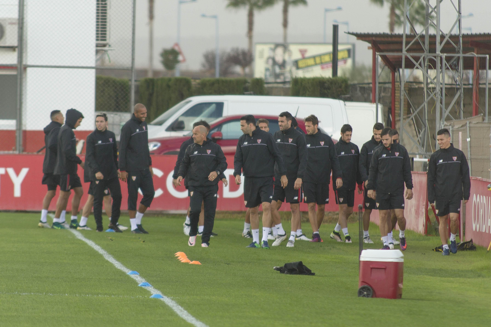 El preparador físico Jorge Desio, ante un grupo de jugadores del Sevilla en la ciudad deportiva.
