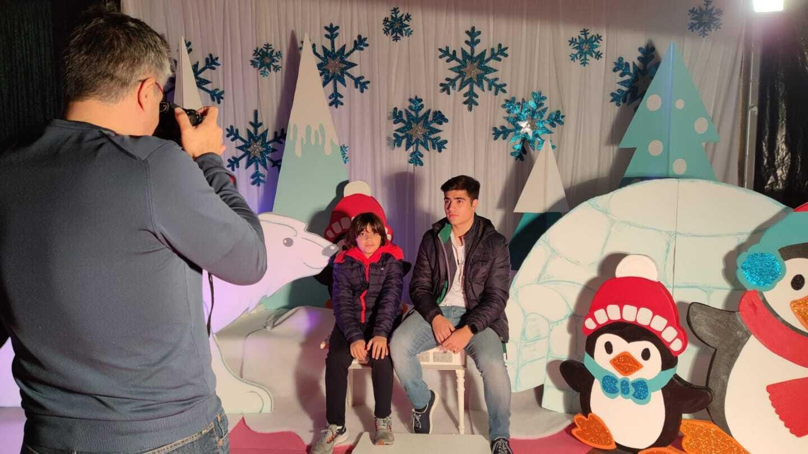 Una familia prueba las instalaciones del Ayuntamiento.