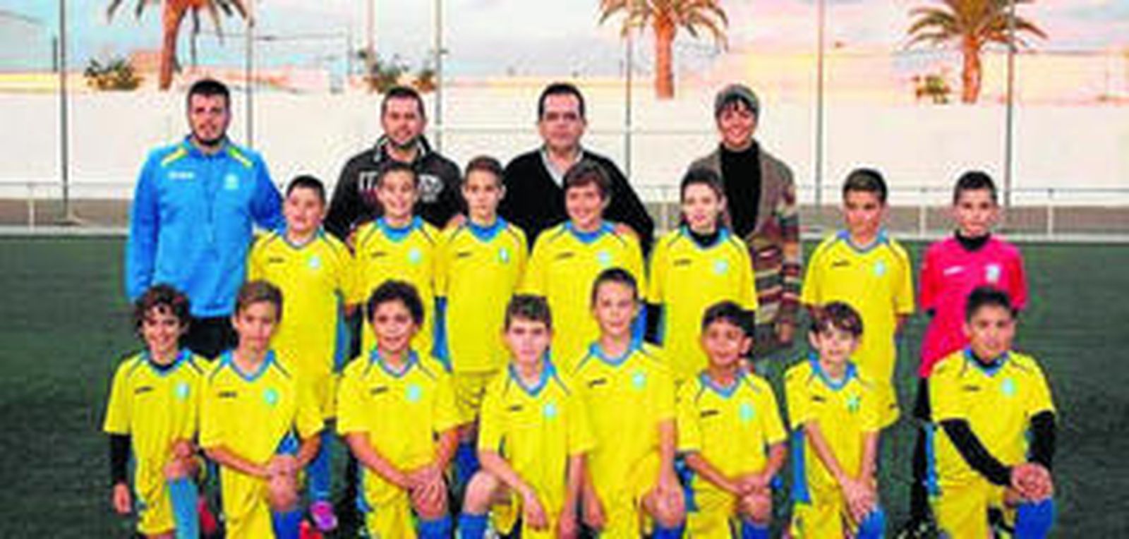 El alcalde en una visita al equipo Alevín B de la temporada 2014-15.