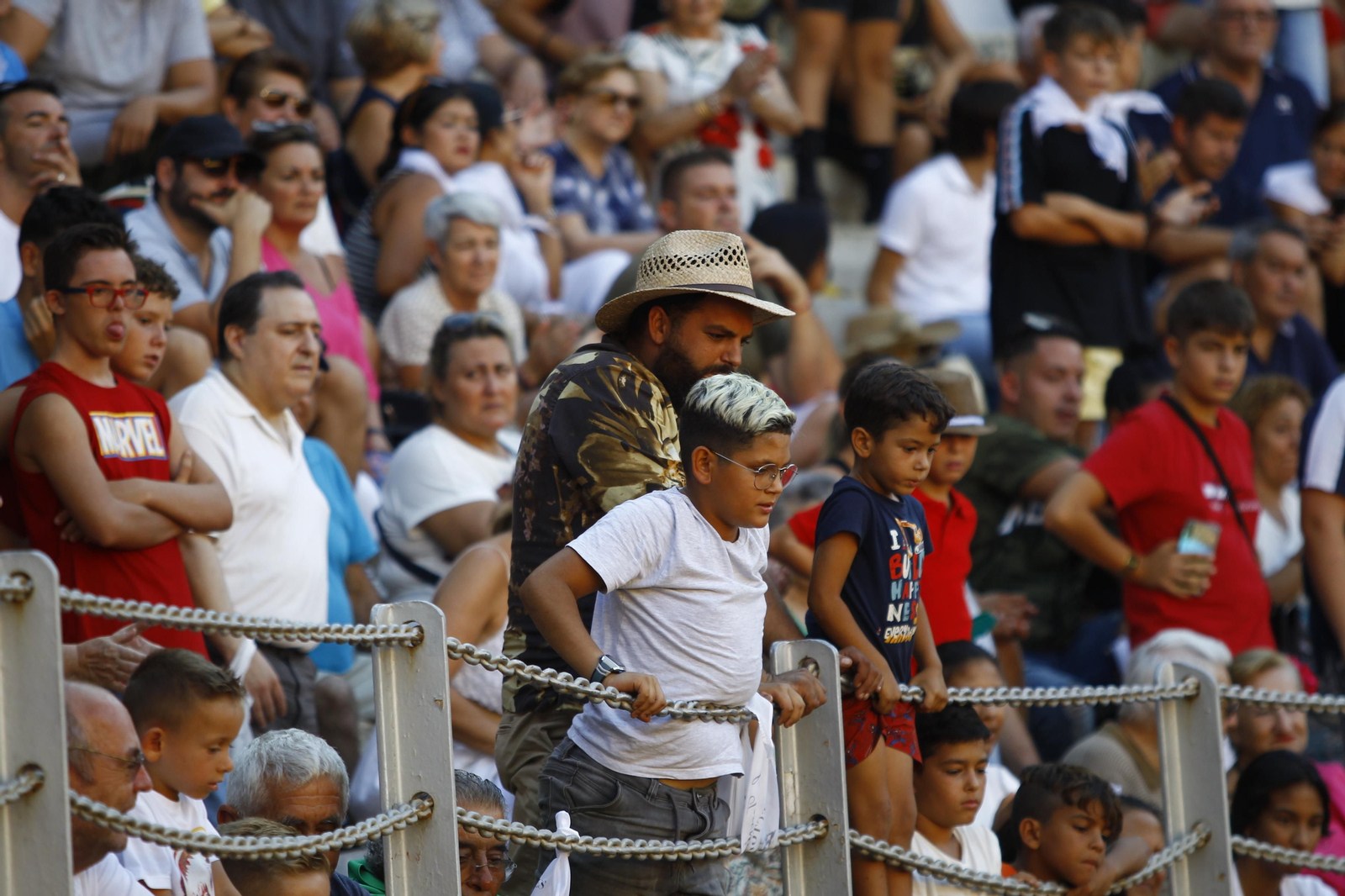 Imágenes del ambiente en la novillada organizada por la Escuela Taurina de Almería