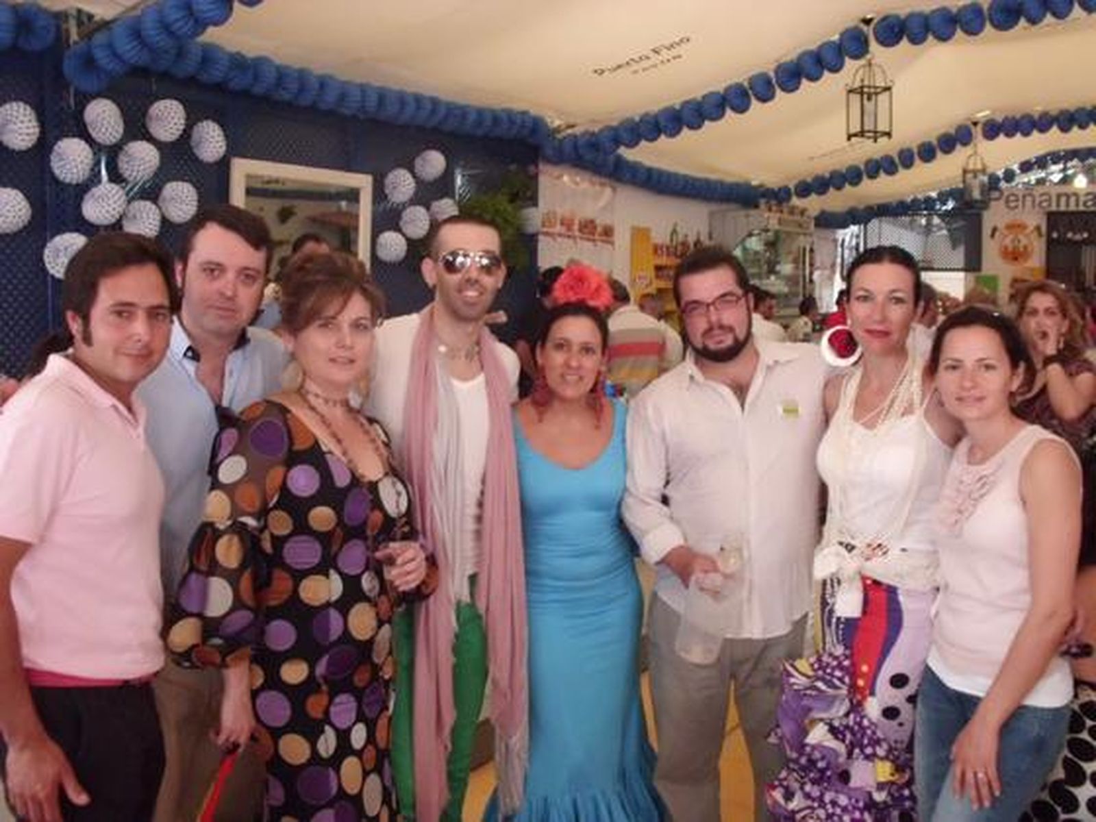 La gerente del CCA, Lucía González, junto a su marido Miguel Sánchez y unos amigos de la pareja.