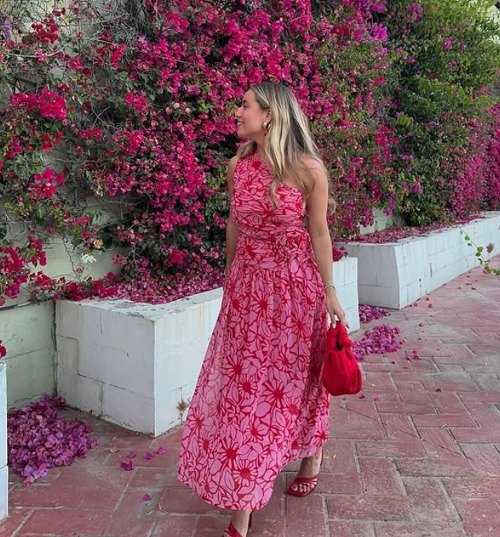 Los vestidos con drapeados, además de ser tendencia, resultan muy favorecedores porque ajustan la cintura y disimulan tripa.