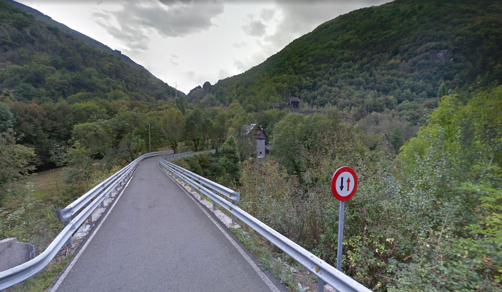 Puente de Pontaut. Al fondo ya veremos las plantas de procesamiento de mineral.