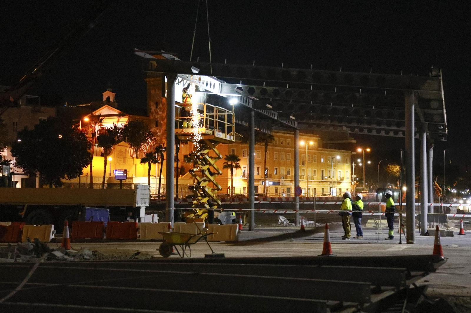 Las imágenes del derribo de la marquesina de la entrada al Puerto de Almería