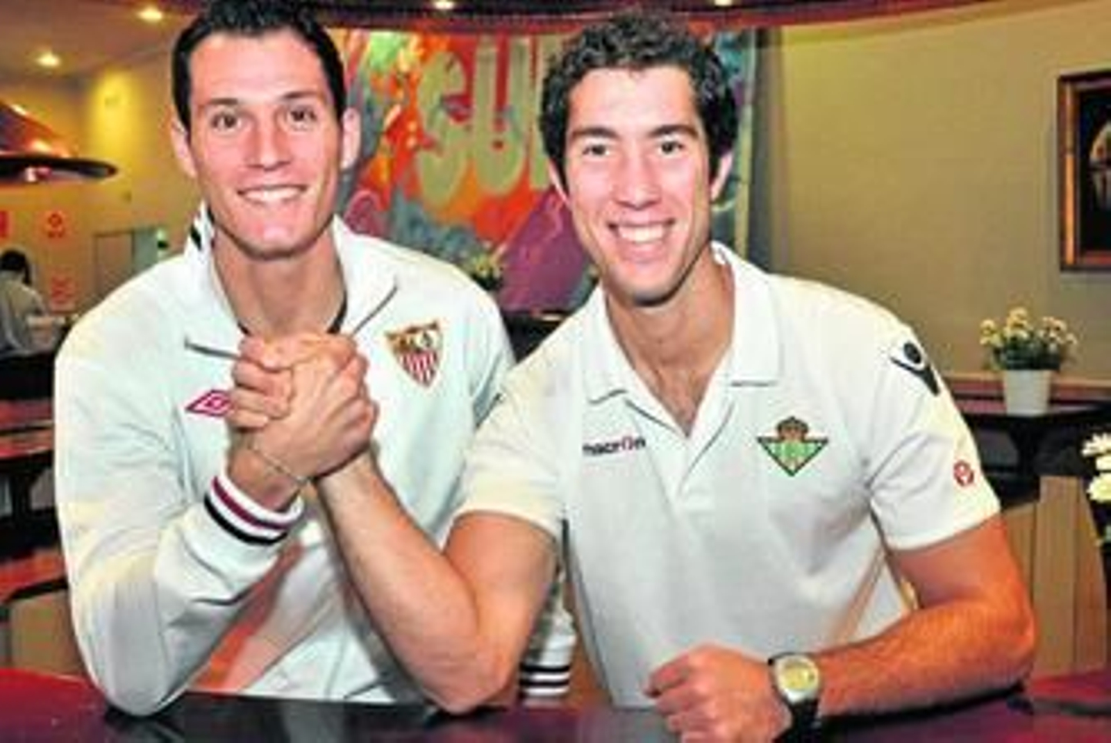 Juan García y Antonio Guzmán, amigos, campeones del mundo juveniles y rivales en la Sevilla-Betis, se retan en la Fundación Cruzcampo.